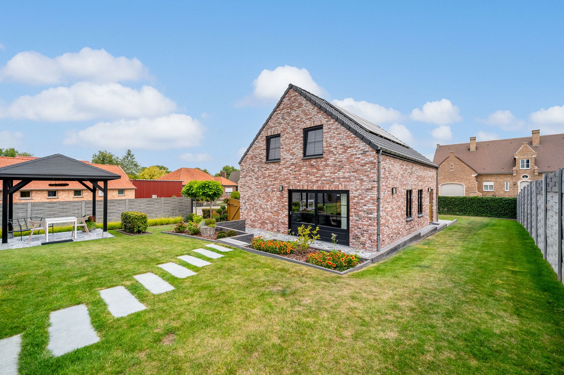 Recente (2020) open bebouwing met tuin en 3 slaapkamers foto 2