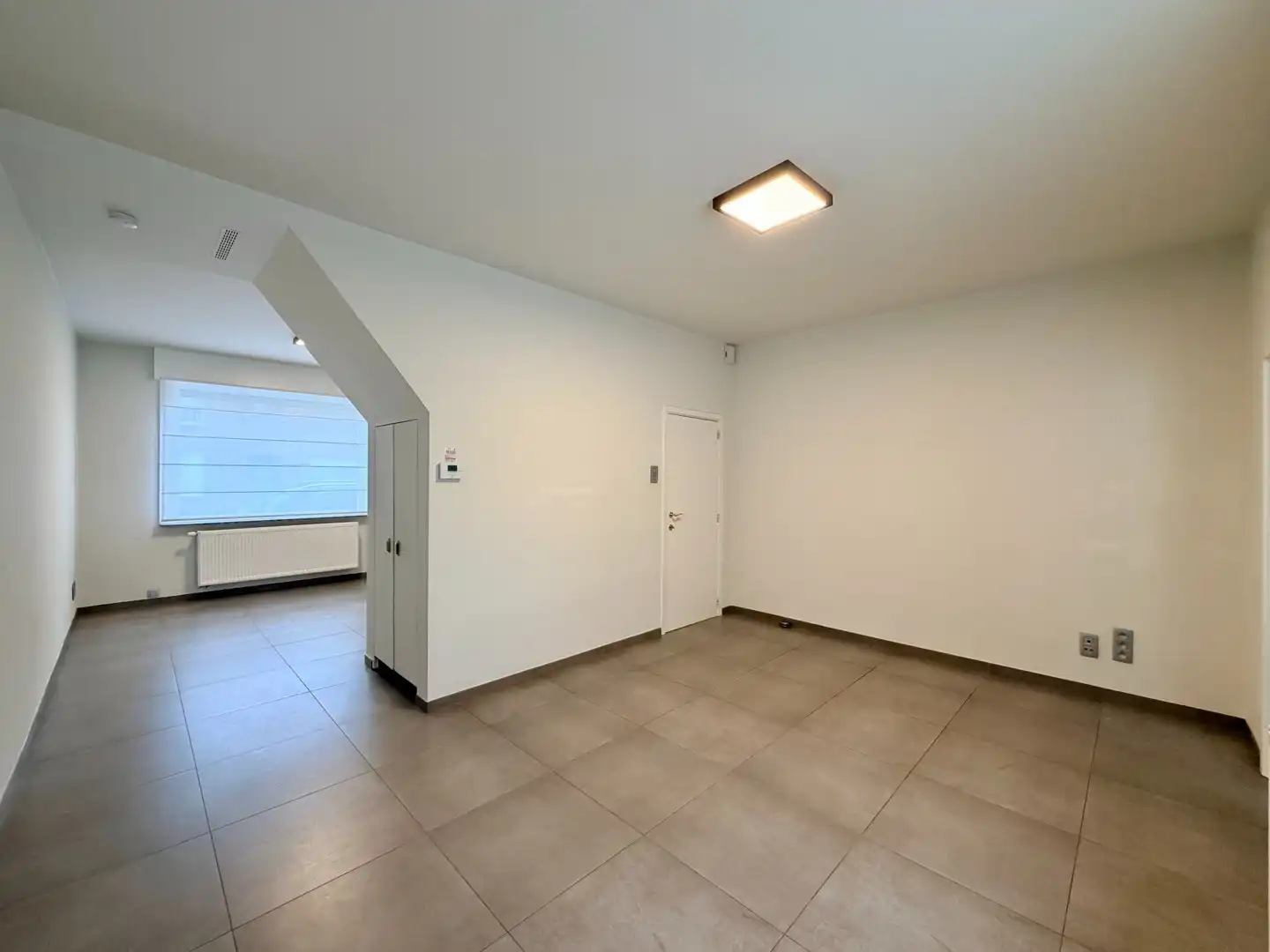 Instapklare woning met 2 slaapkamers en diepe tuin te Roeselare! foto {{pictureIndex}}