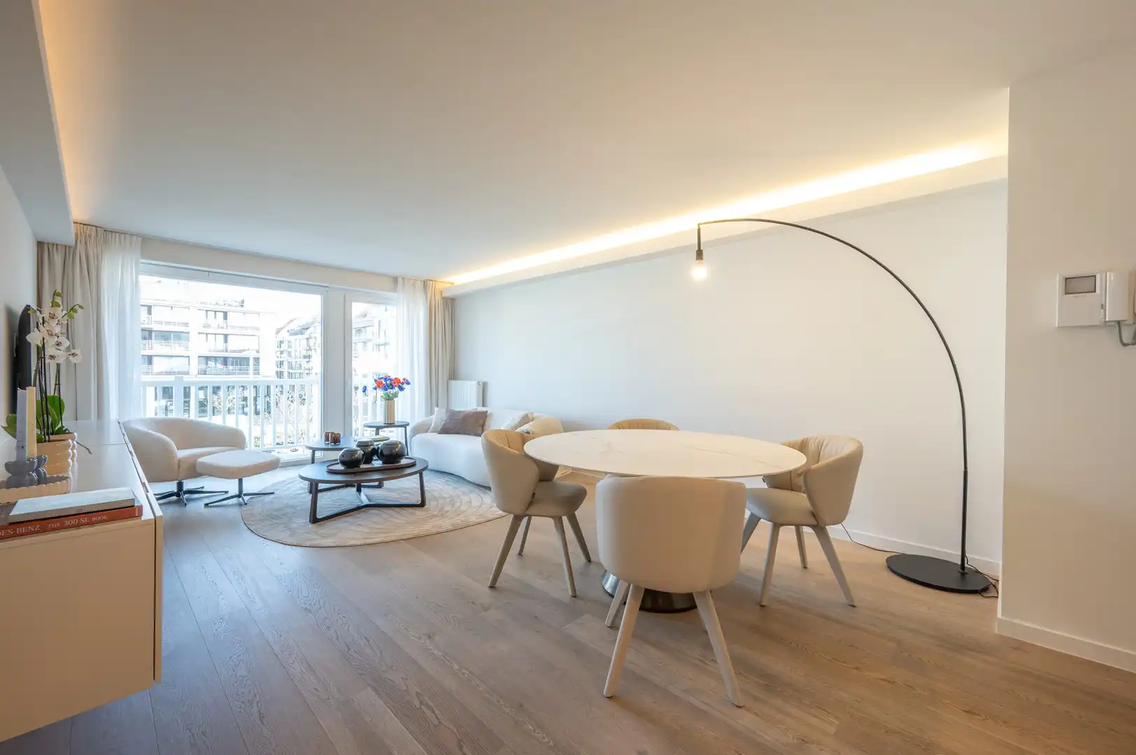 Lichtrijk 2-slaapkamer appartement met open zicht over het Abraham Hansplein. foto 2