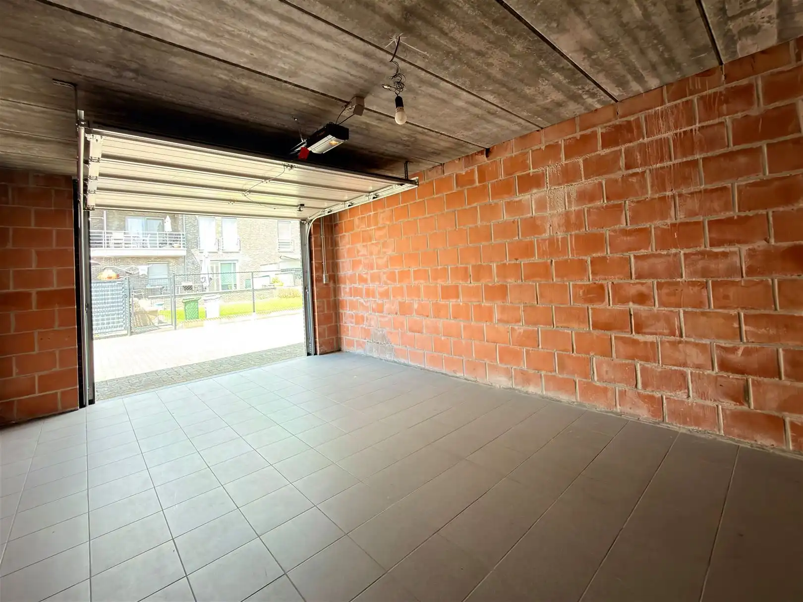 Goed gelegen garage met sectionaalpoort! foto 4