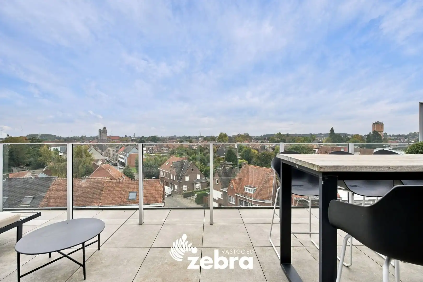 Gerenoveerd 2-slaapkamerappartement met berging & garage te Roeselare! foto {{pictureIndex}}