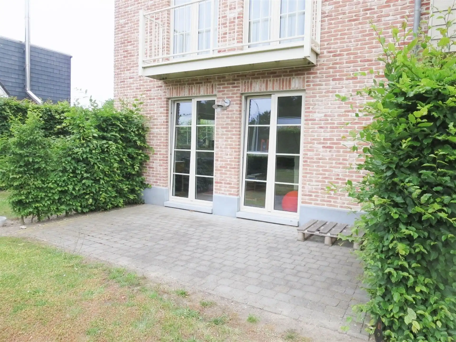 Aan de stadsrand gelegen gelijkvloers appartement foto 10