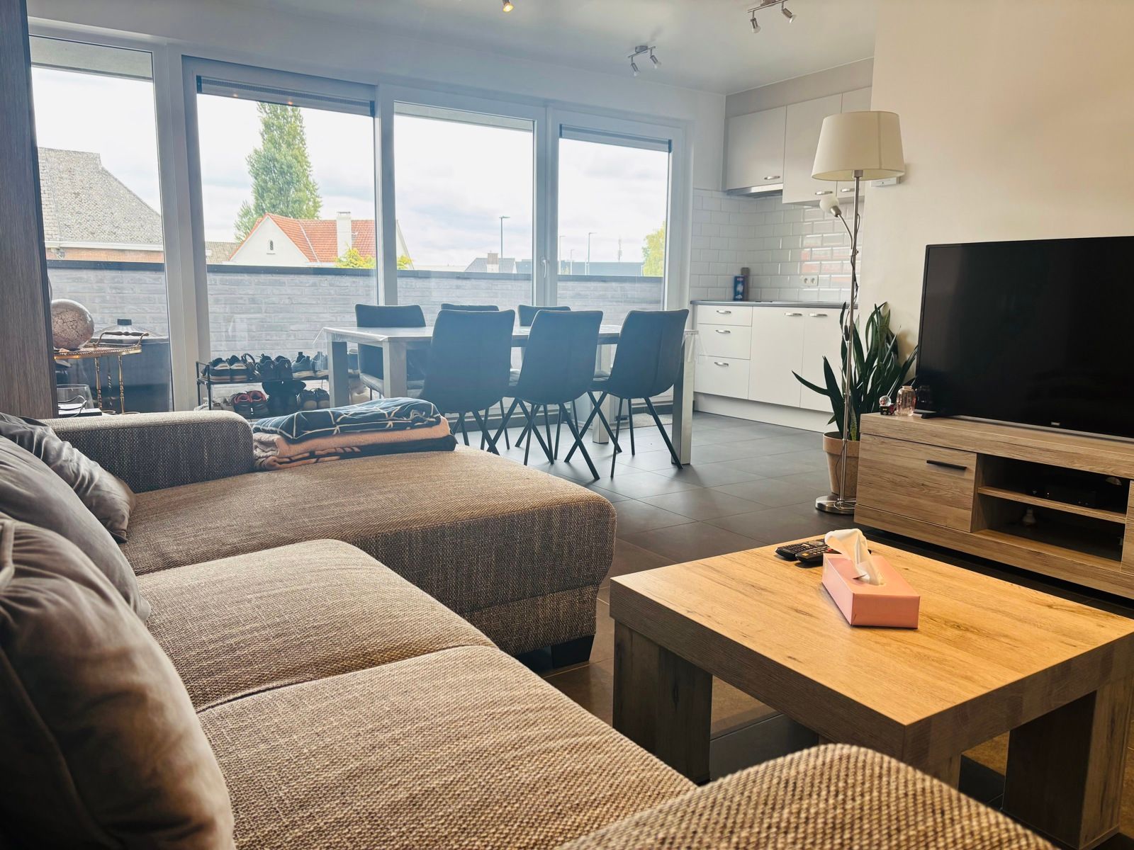 Verzorgd 1-slpk appartement met balkon en parking te huur. foto 2