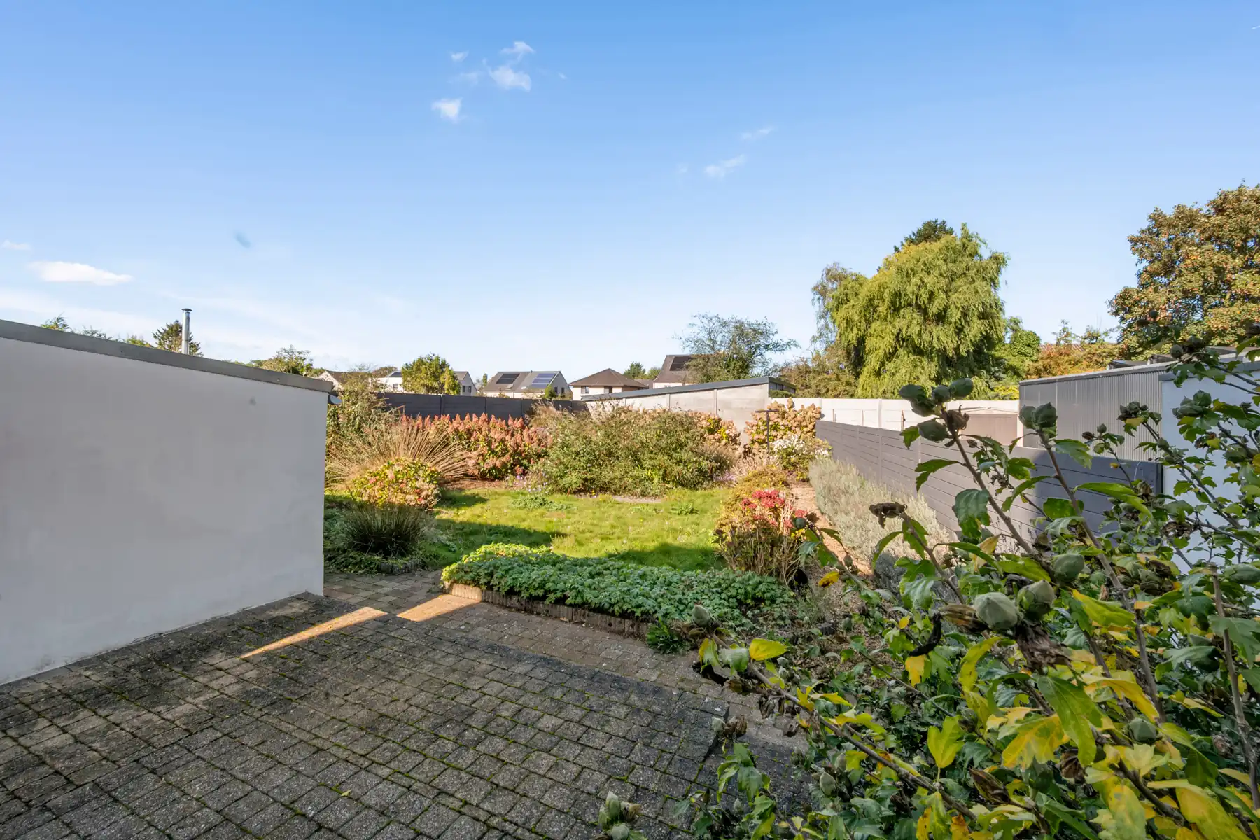 Woning met 2 garageboxen en tuin  foto 3