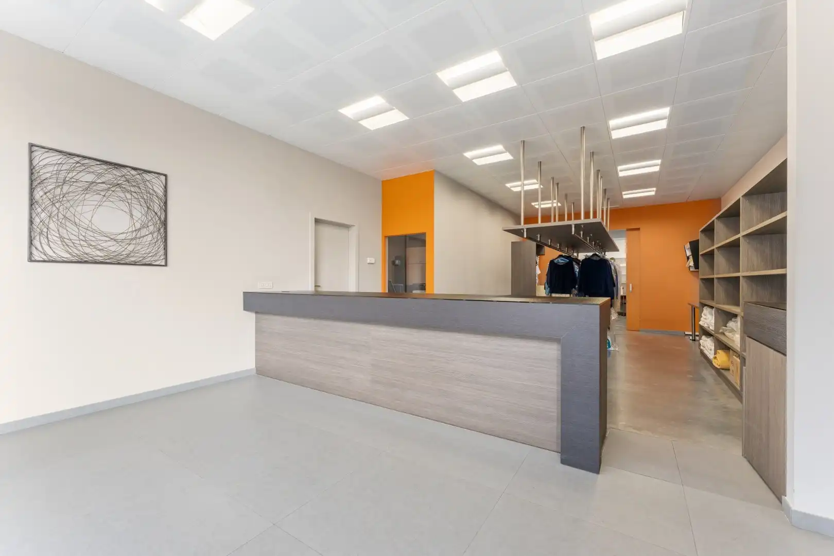Veelzijdige loods/magazijn met extra mogelijkheden te Rumbeke (Roeselare)! foto {{pictureIndex}}