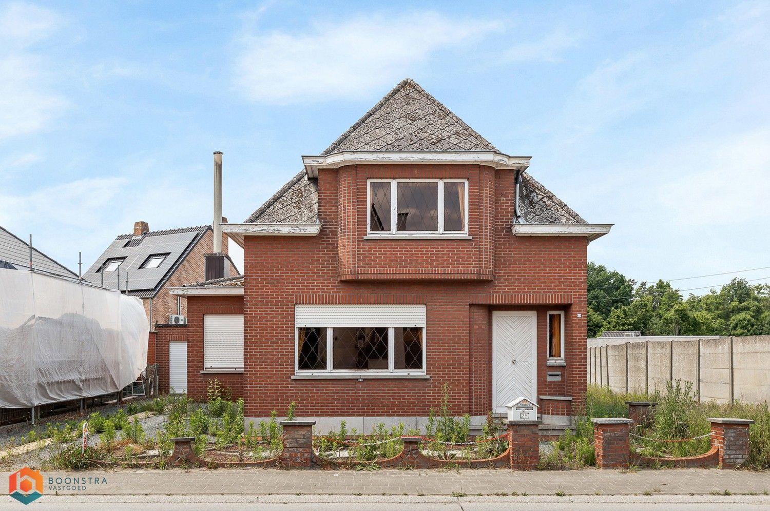 Hoofdfoto van de publicatie: Te renoveren woning met tuin en 2 slpkrs op een perceel van 664 m²
