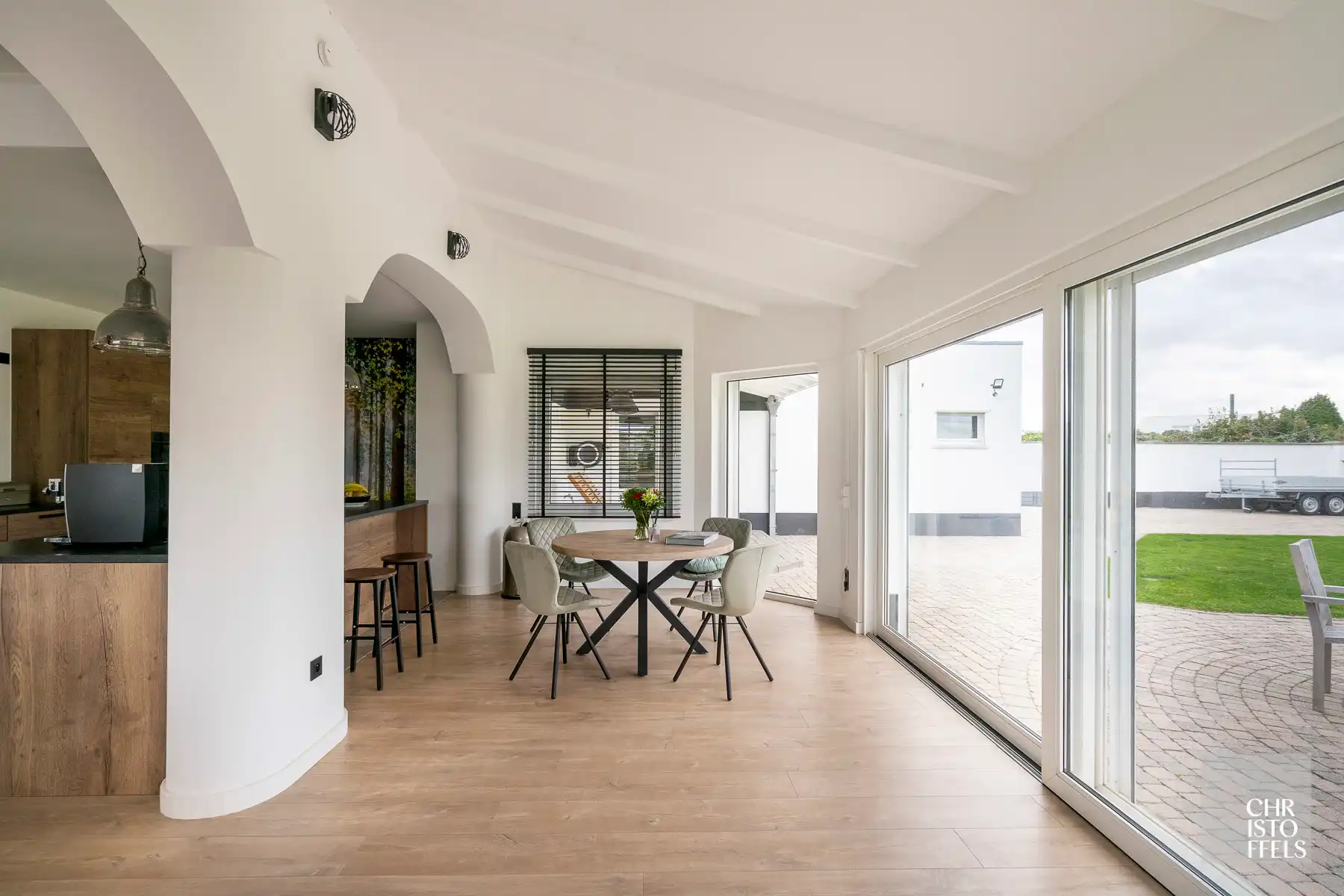 Uitzonderlijk ruime (440m²!) en volledig gerenoveerde woning met commerciële topligging en tal van mogelijkheden in Lanaken! foto 8