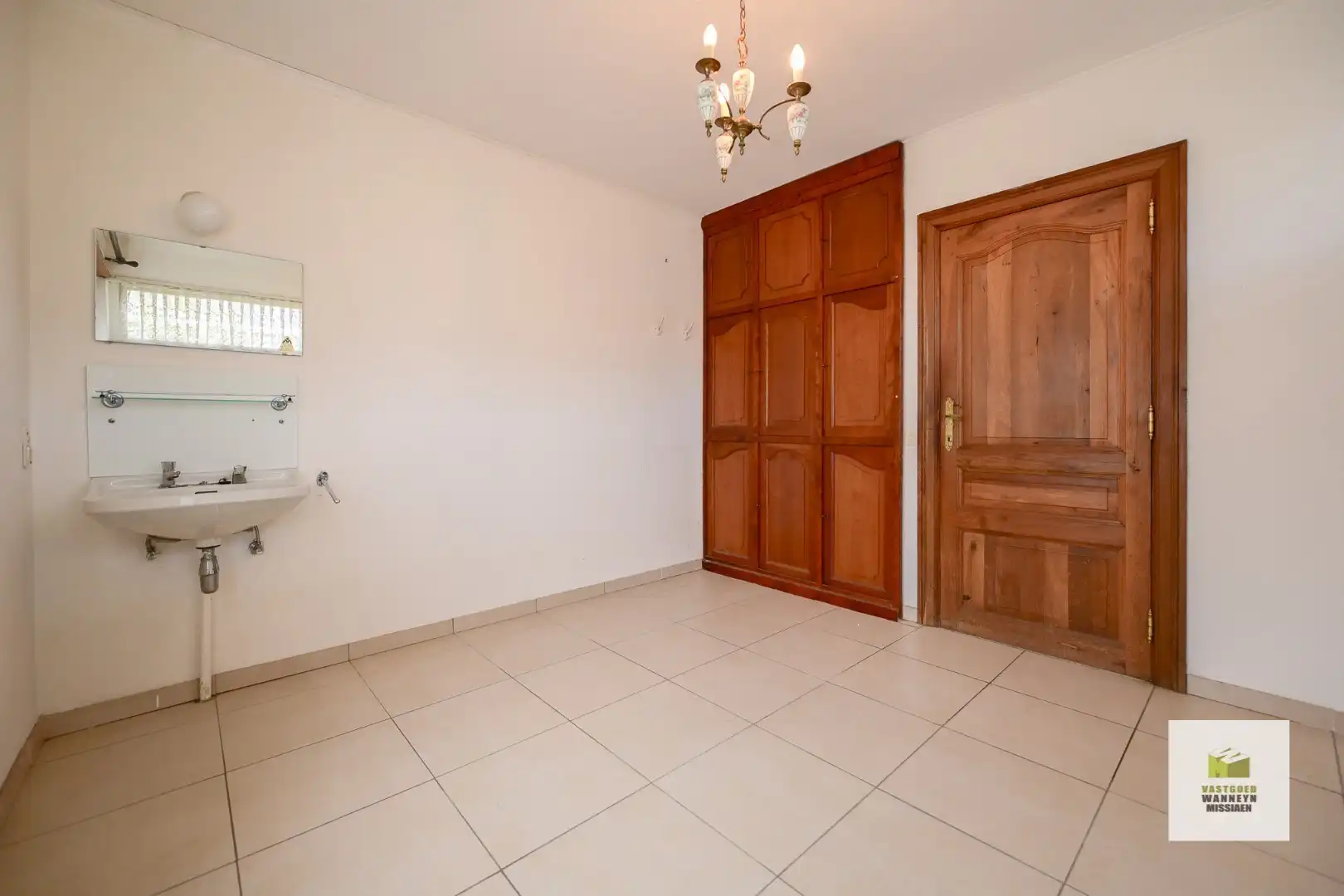 Te renoveren woning met 3 slaapkamers en zongerichte tuin op centrale ligging te Tielt foto 5