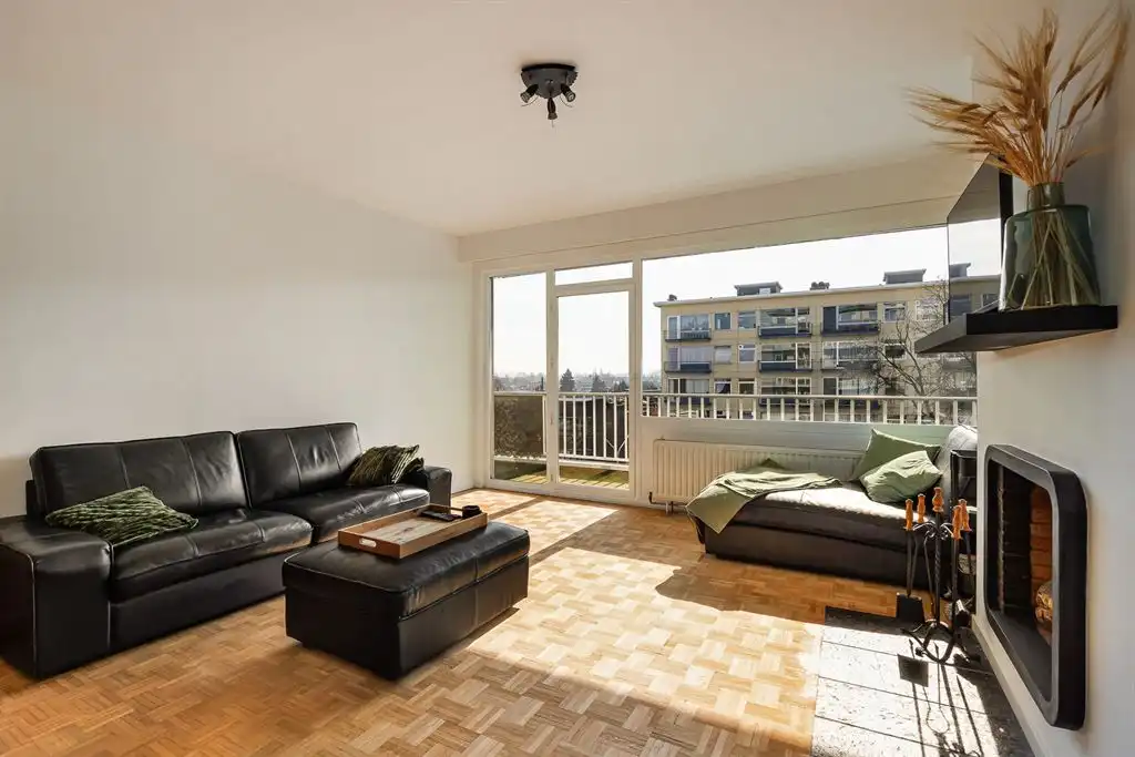 Lichtrijk appartement op authentieke blokjesparket foto {{pictureIndex}}