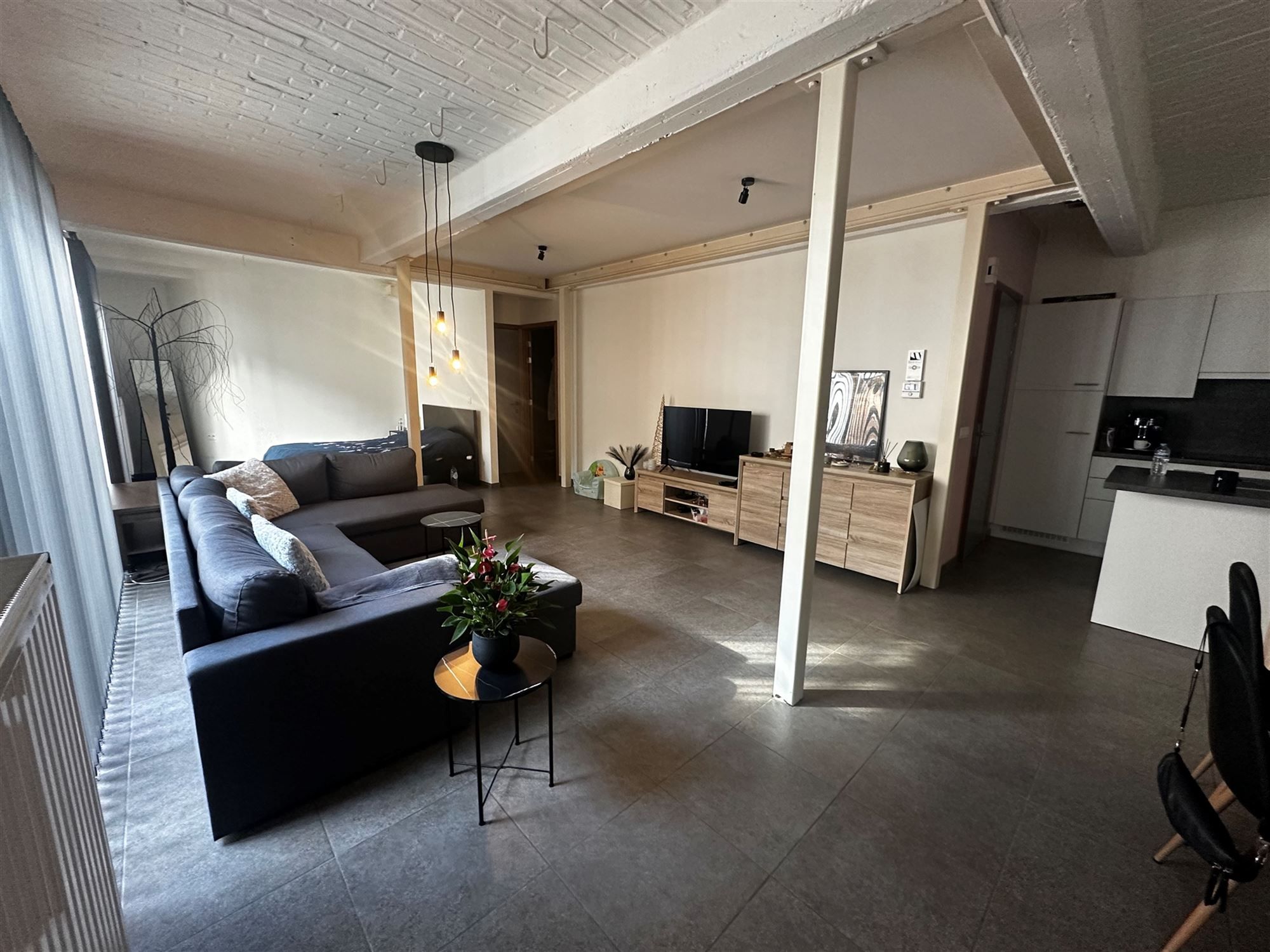 ZEER KNAP GERENOVEERD GELIJKVLOERS APPARTEMENT IN CENTRUM BERINGEN foto 3