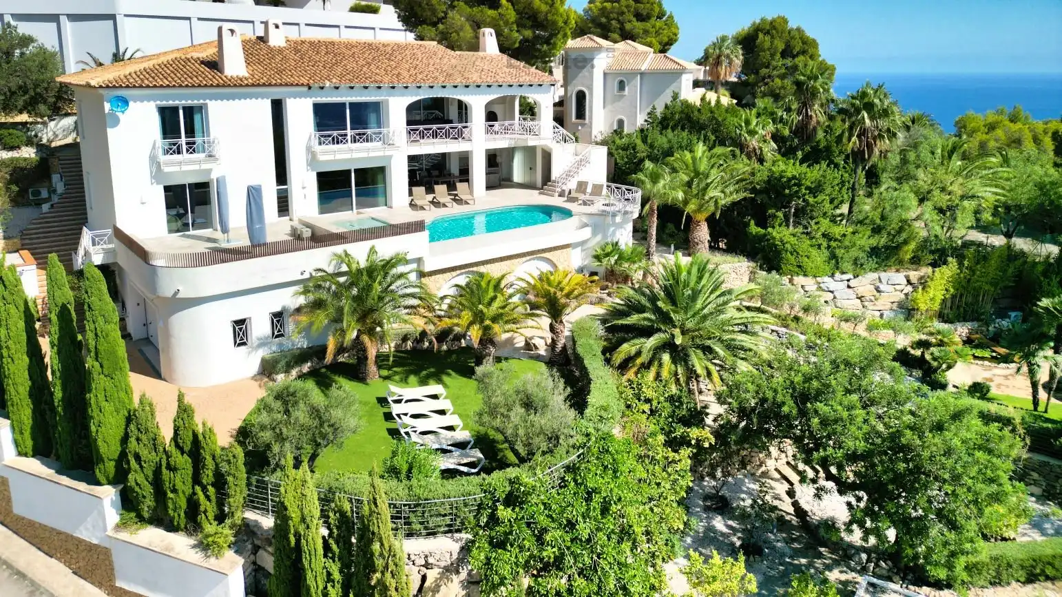 Exclusieve luxe villa in Altea – Waar elegantie en panoramisch uitzicht samenkomen foto {{pictureIndex}}
