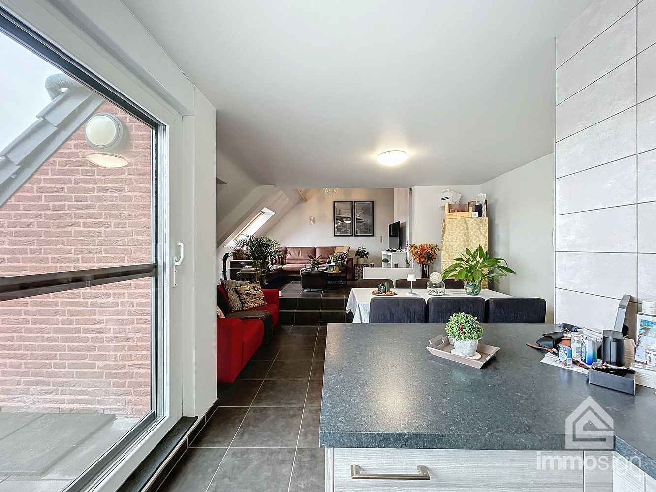 Ruim duplex appartement met 3 slaapkamers en terras te Pelt! foto 4