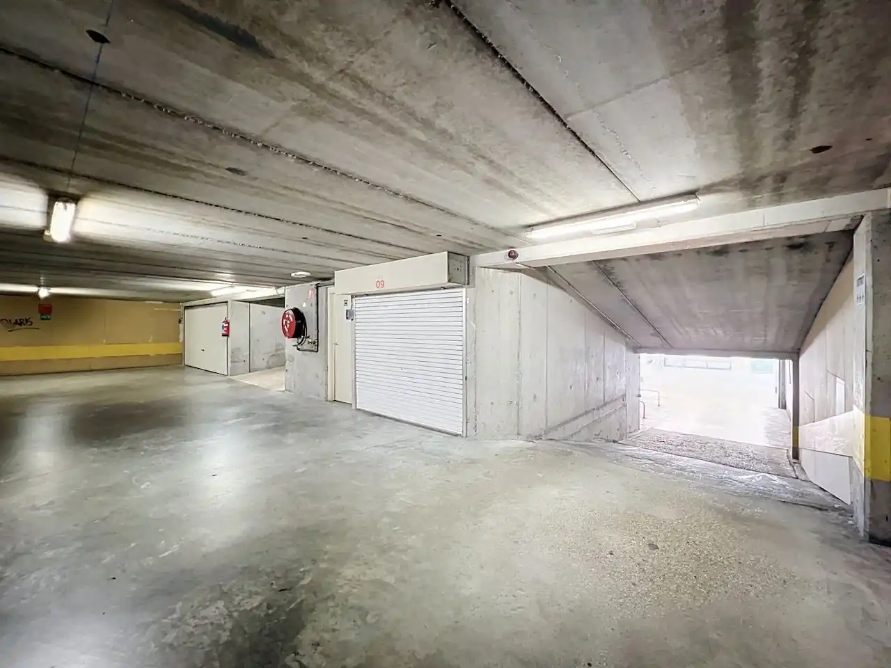 Bijzonder goed gelegen garagebox (op de eerste verdiep) van een centraal gelegen complex, vlakbij de Visserskapel foto 3