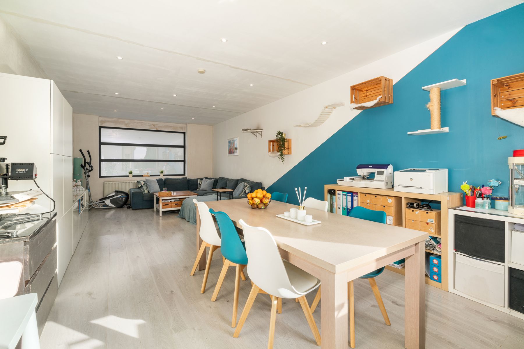 TE KOOP - deels gerenoveerde woning met 4 slaapkamers foto 4