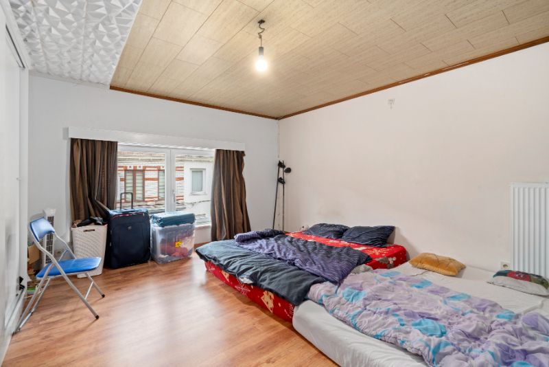Ruime woning met handelsruimte/bureel vooraan foto 9