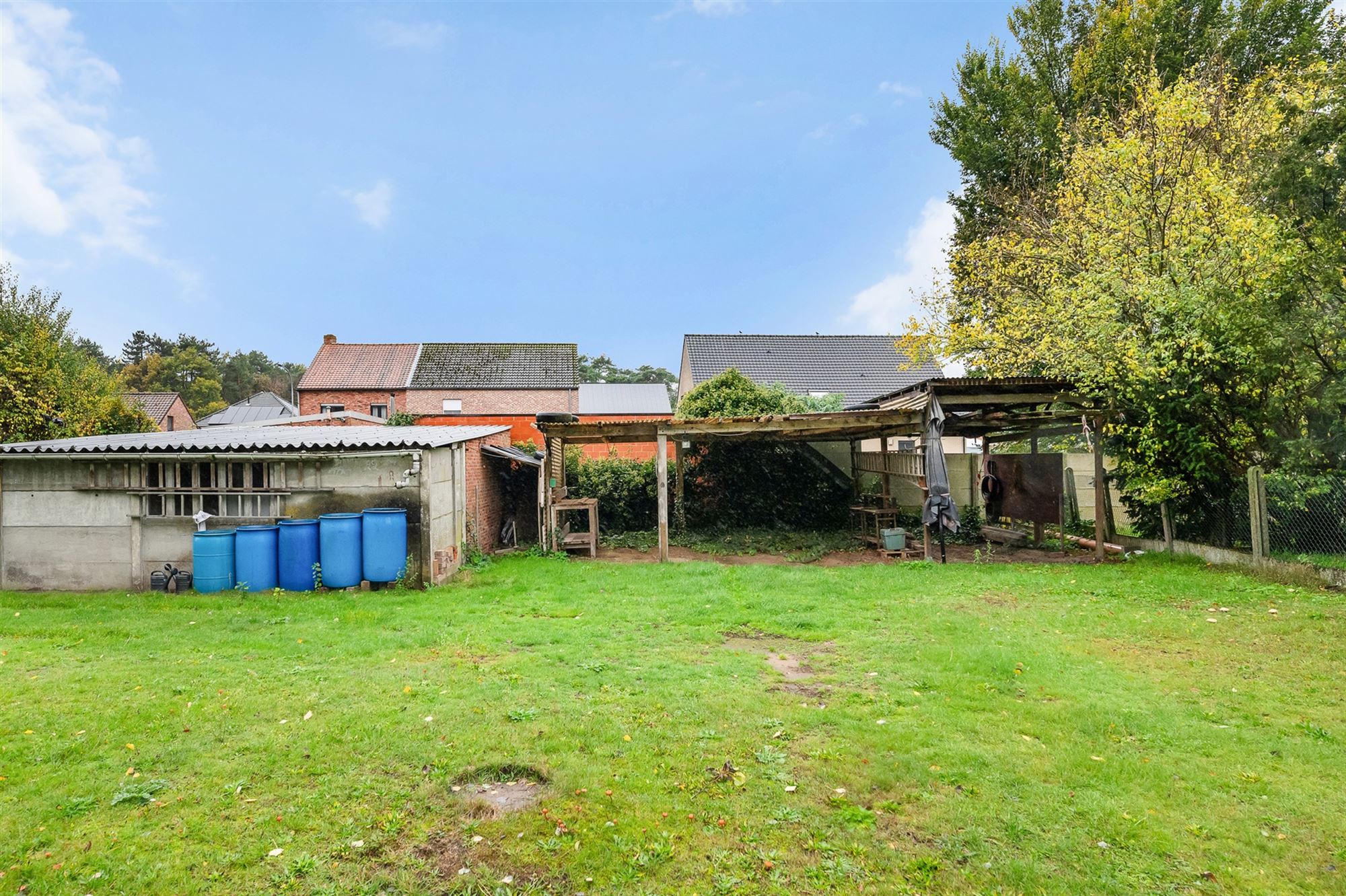 WONING MET GELIJKVLOERSE KAMER OP 950M2 foto 26