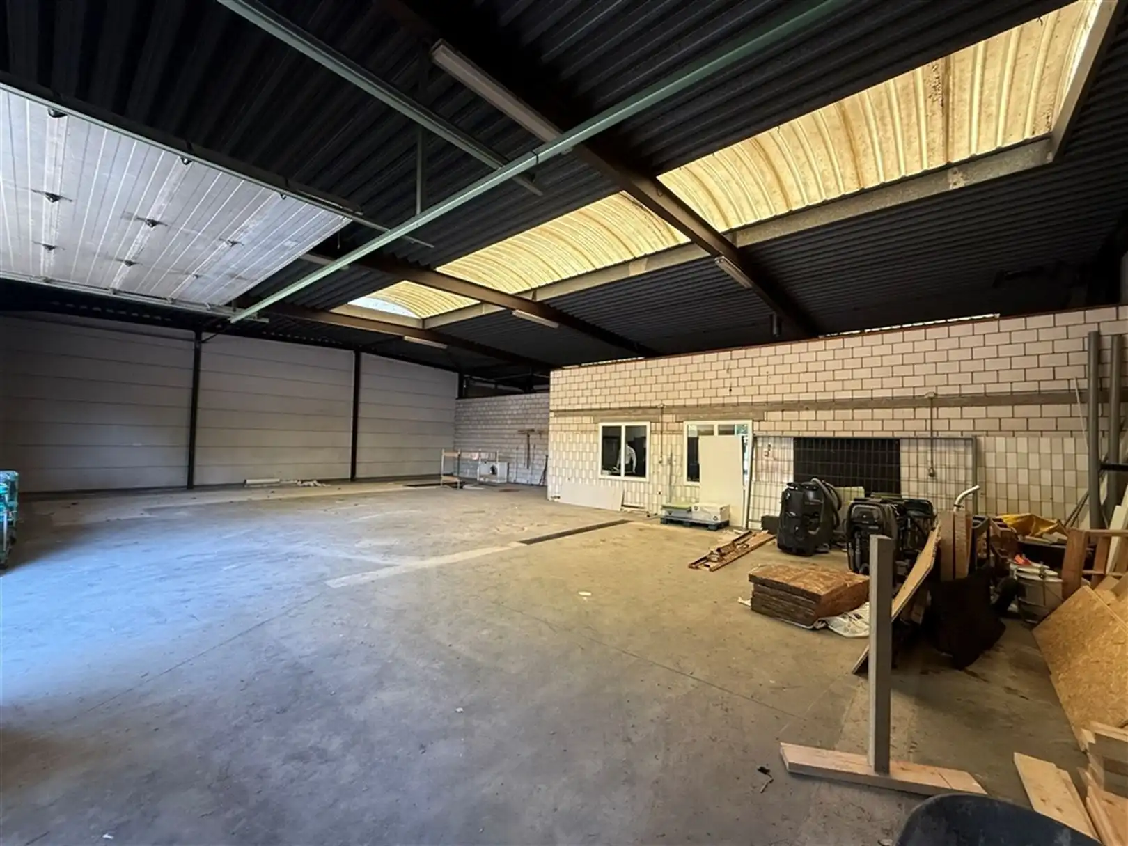 Hedendaags kantoorgebouw met magazijn foto 14