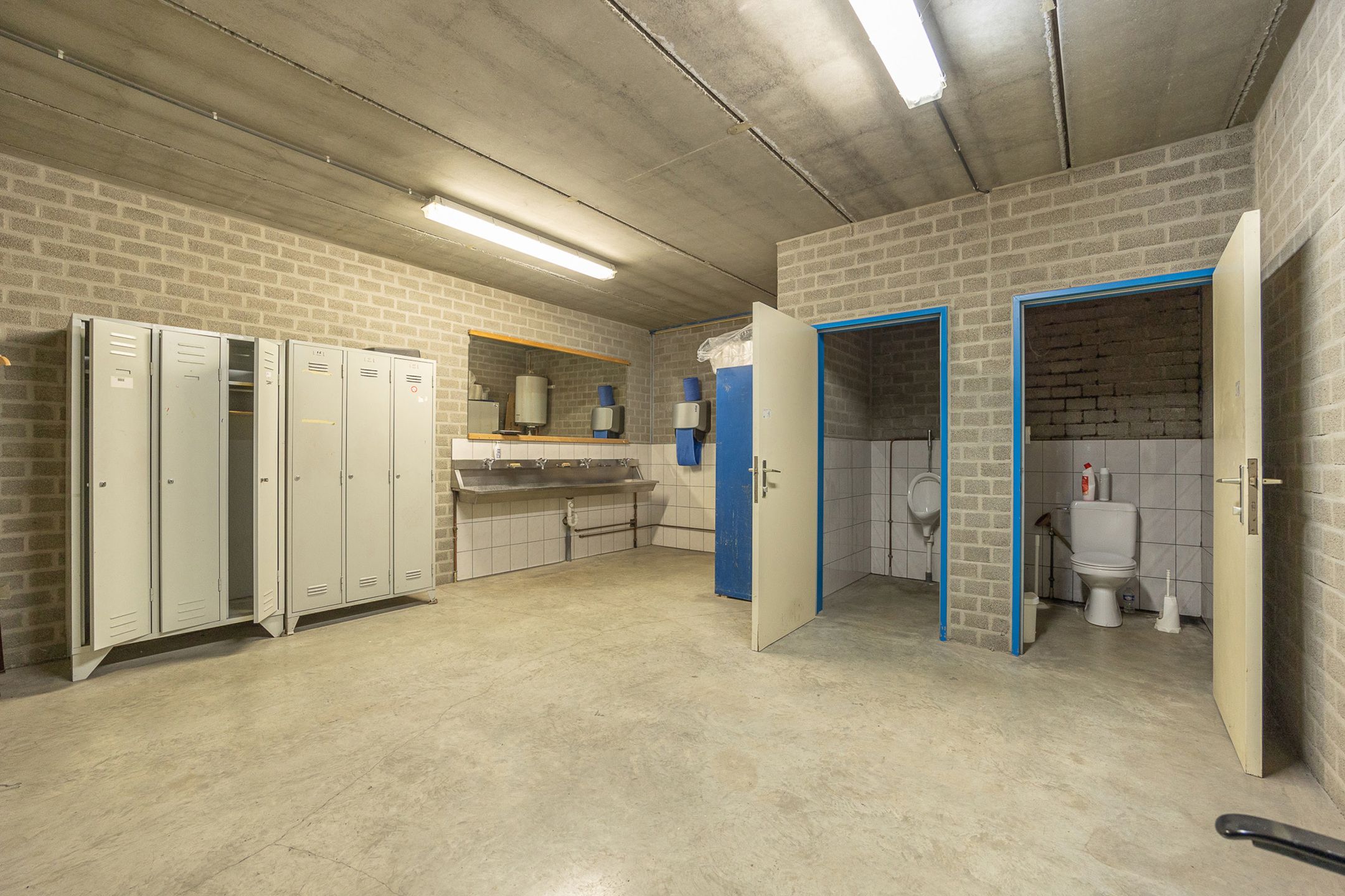 Magazijnen te huur met kantoor foto 16