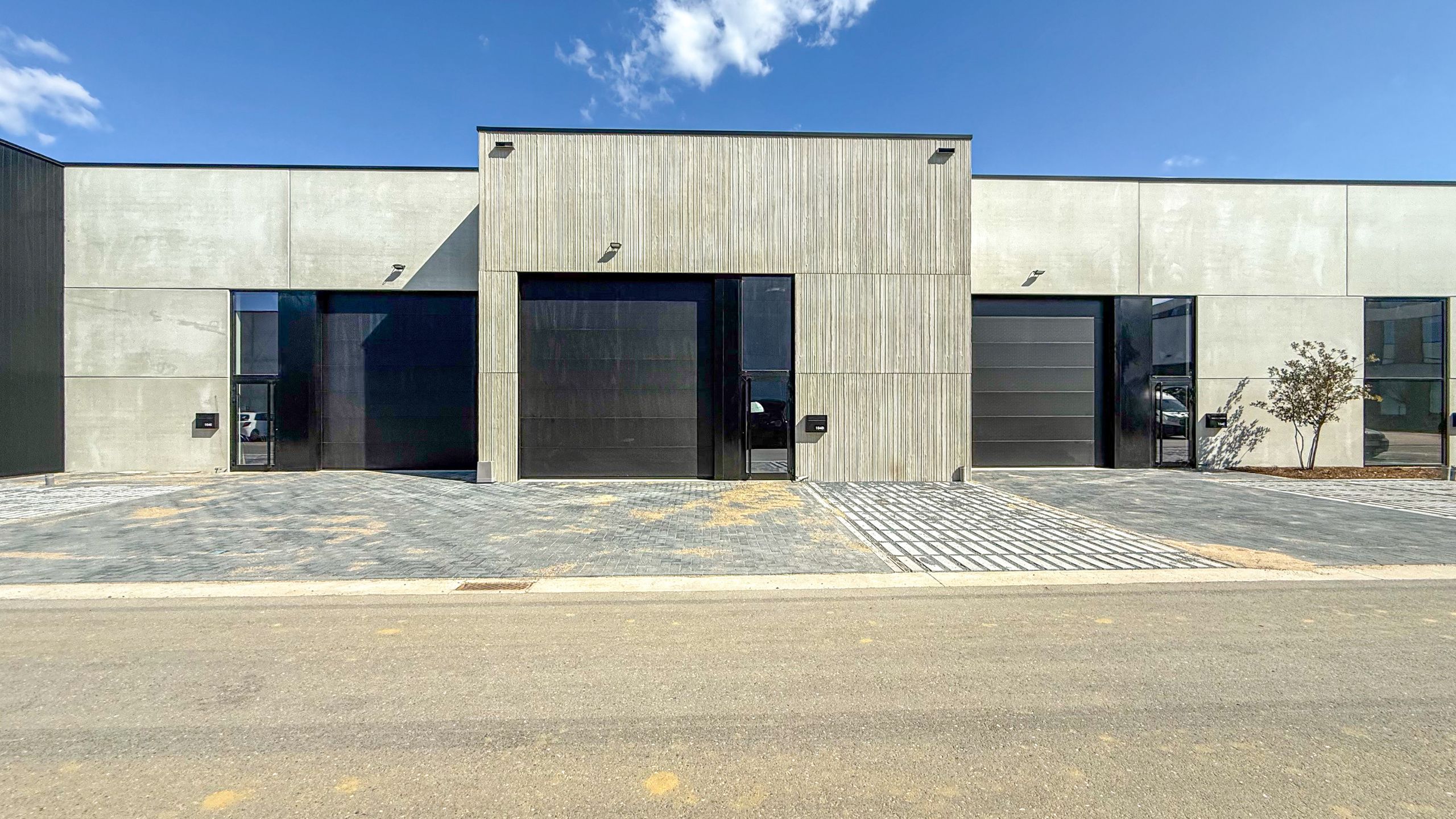 Ruime nieuwe loods te huur, centraal gelegen in KMO- zone! foto 14
