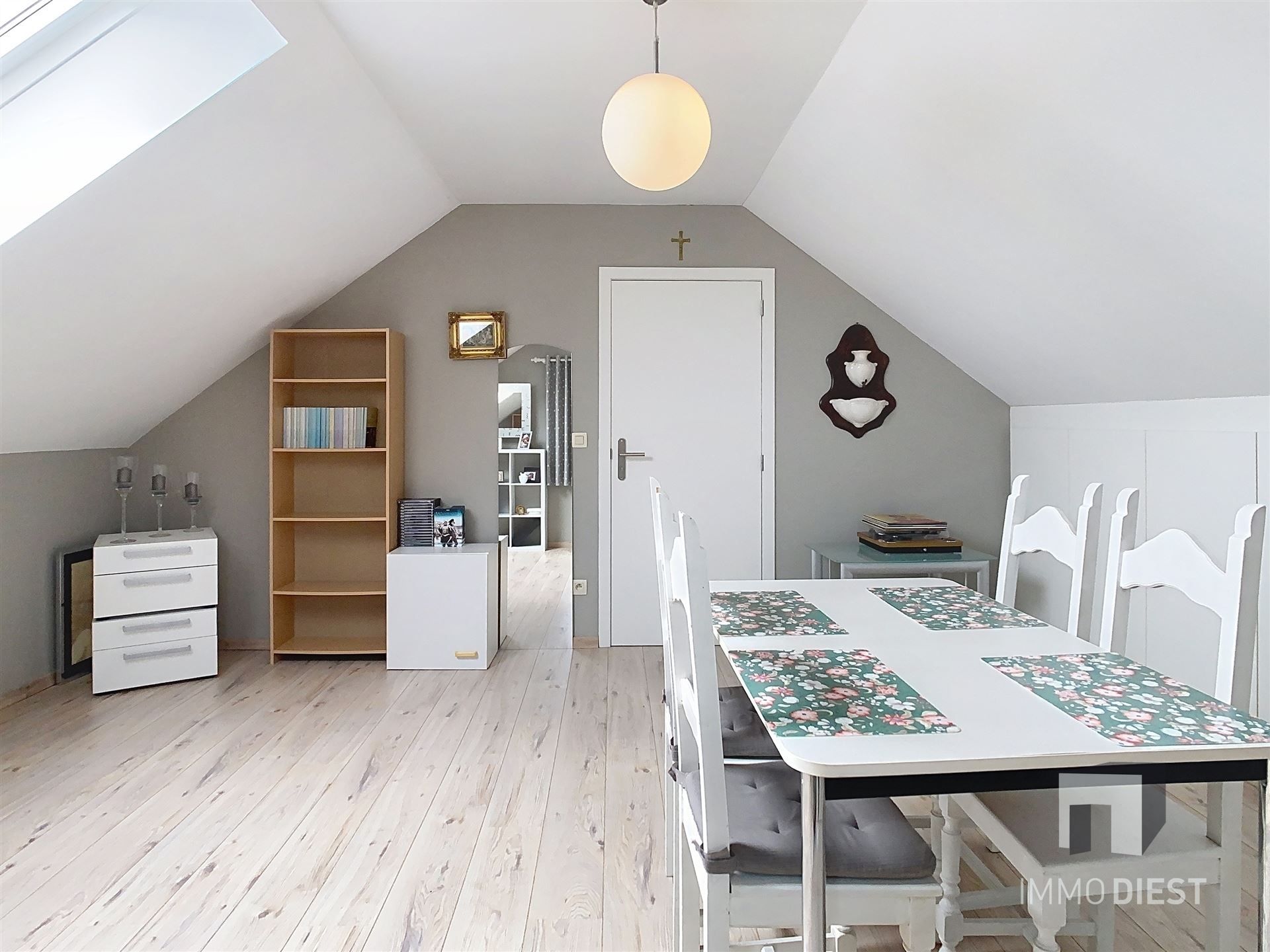 Aantrekkelijke en instapklare woning met 3 slaapkamers en prachtig aangelegde tuin op 12a 77ca. foto 28