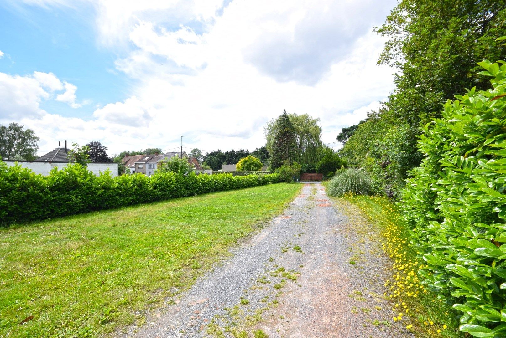 HALFOPEN WONING MET 3 SLAAPKAMERS EN AANGENAME TUIN foto 10