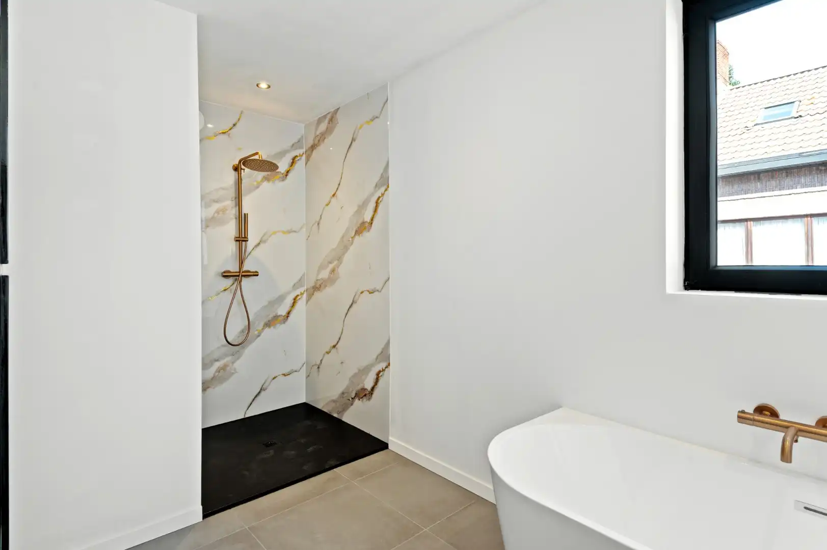 Stijlvol en  hoogwaardig vernieuwde woning met EPC A in het centrum van Kapellen foto 11