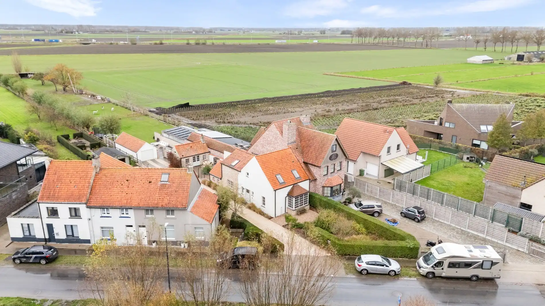 Uiterst charmante halfopen bebouwing met weidse zichten op een perceel van 2012m²  foto {{pictureIndex}}