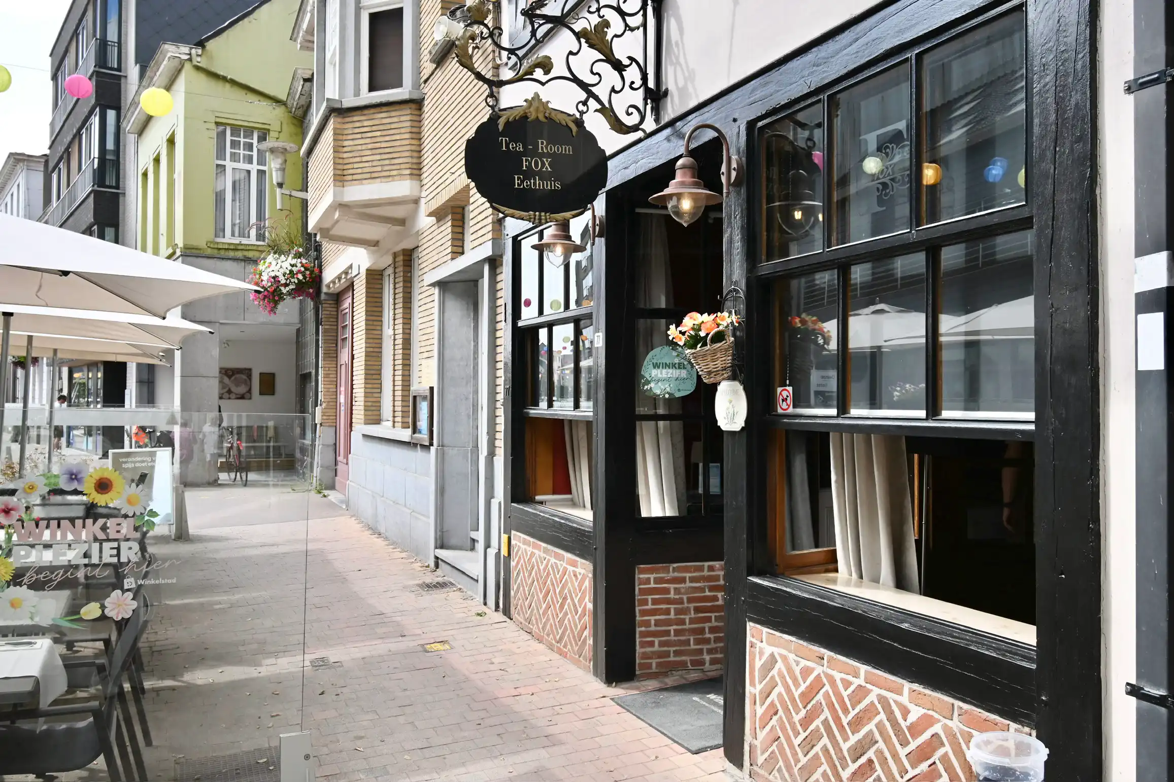 Karaktervolle handelswoning met woonst op toplocatie in het centrum van Deinze foto 2