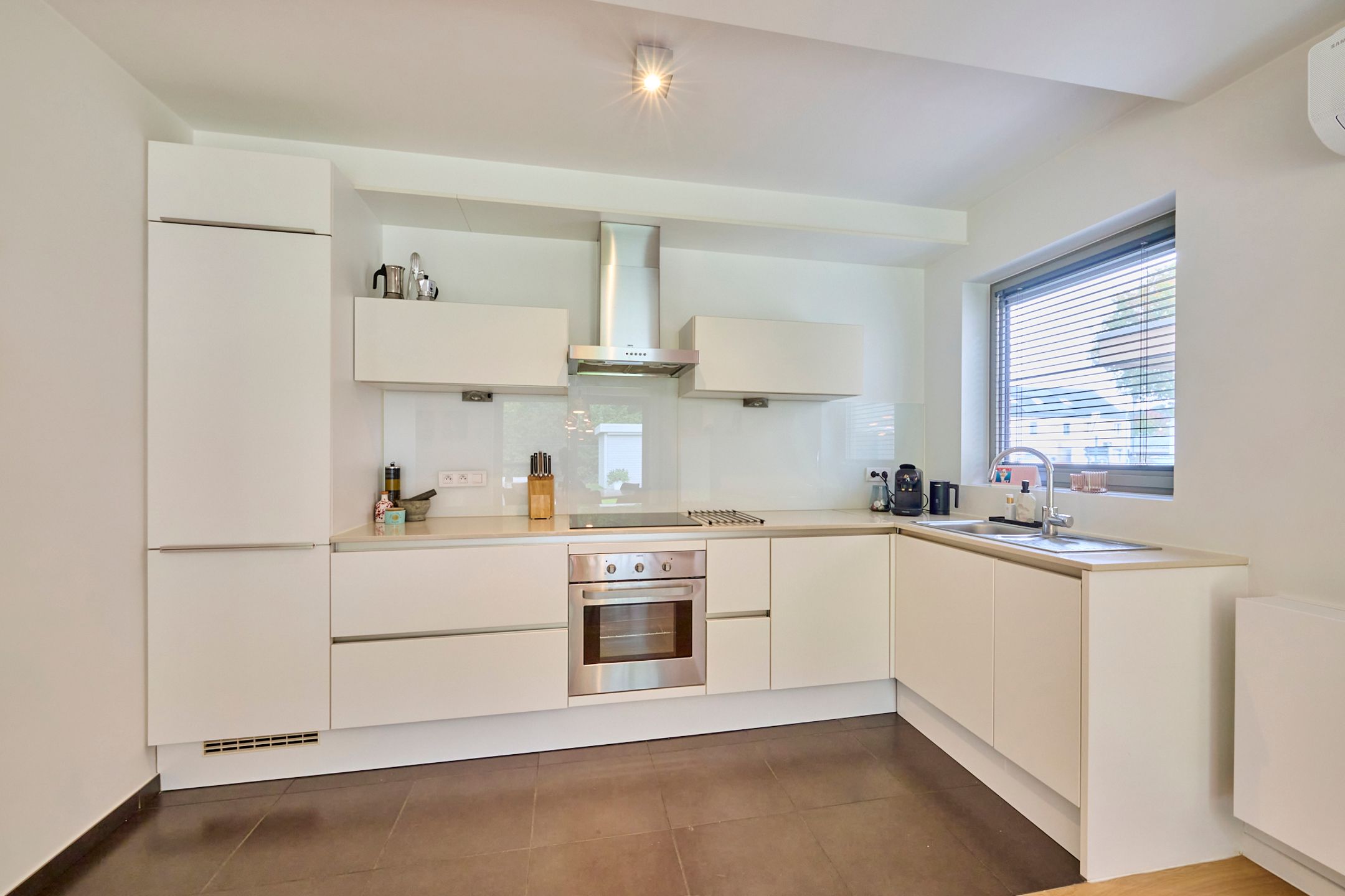 Smaakvol gelijkvloers appartement met 2 slaapkamers, zuidgerichte tuin, parking en kelderberging foto 5