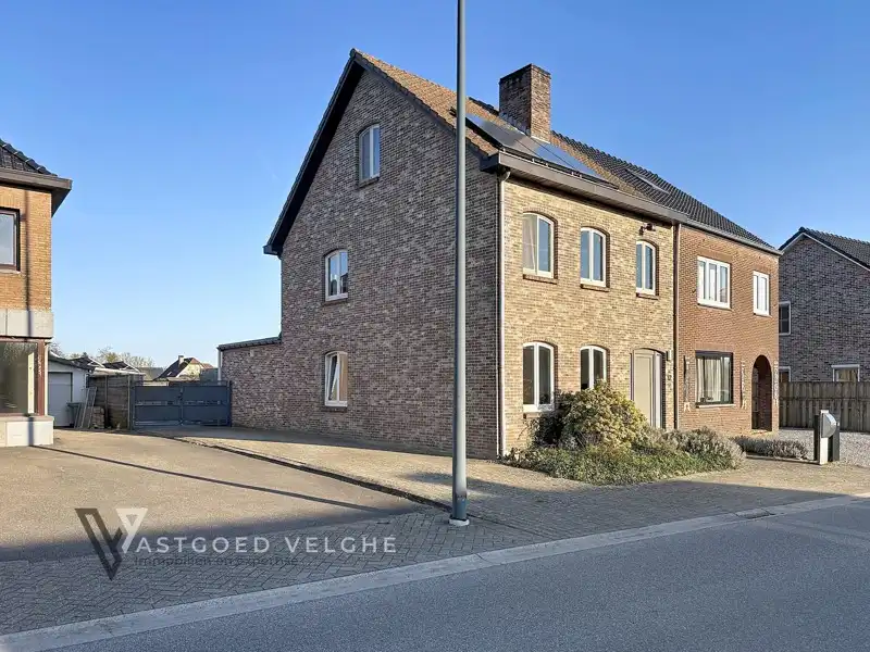 🌿 Goed onderhouden woning met 4 slaapkamers, grote garagebox/werkplaats & energiezuinige voorzieningen in Uikhoven foto 2