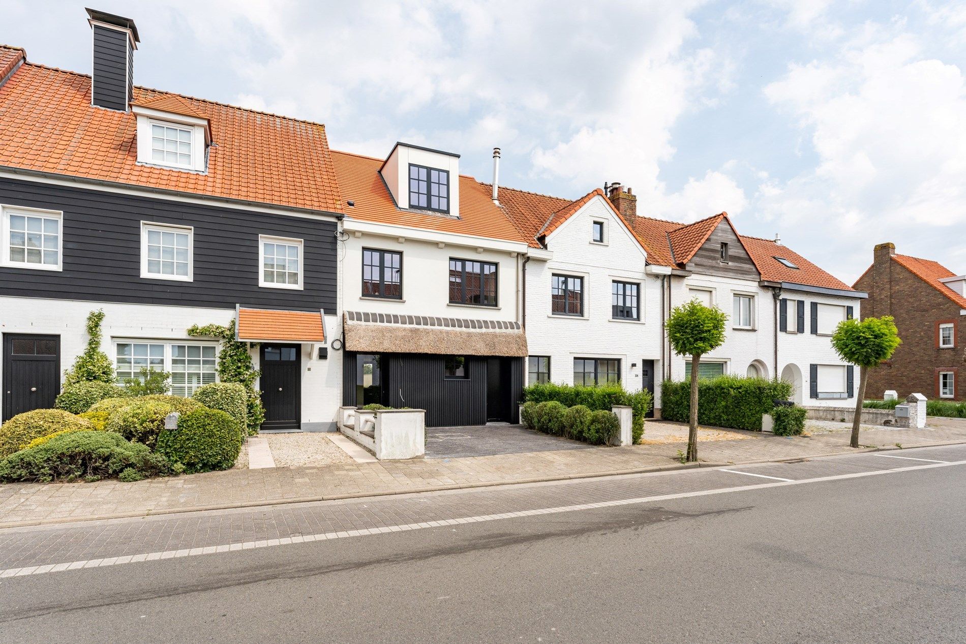 Volledig gerenoveerde woning met 4 slaapkamers, parkeerplaats en volledig aangelegde tuin te Jan Devischstraat gelegen. foto 1