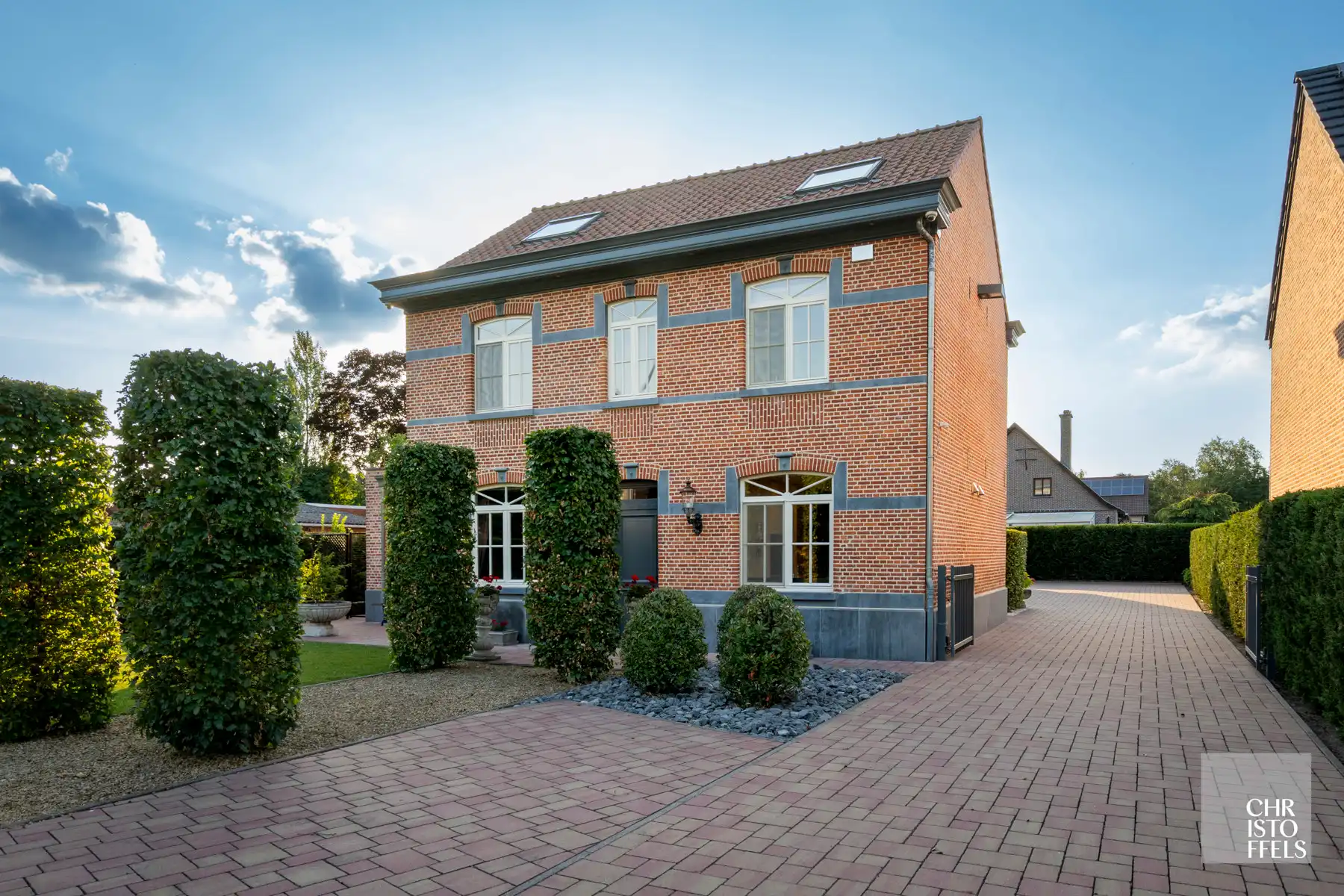 Charmante, volledig gerenoveerde villa op 1.000 m² met 4 slaapkamers en 2 badkamers foto {{pictureIndex}}