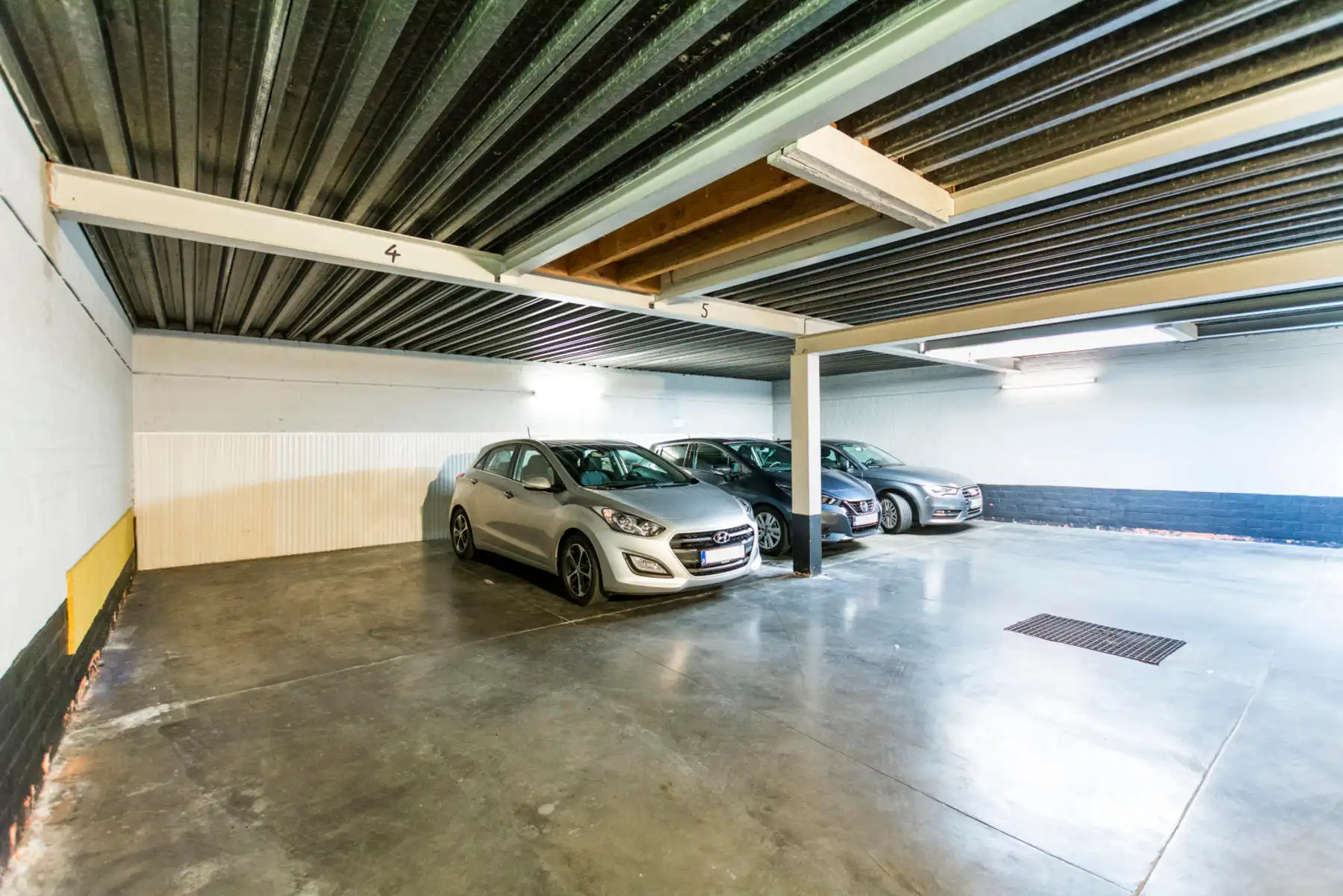 Een verzorgd appartement met ruime kelder, balkon en garage foto 11