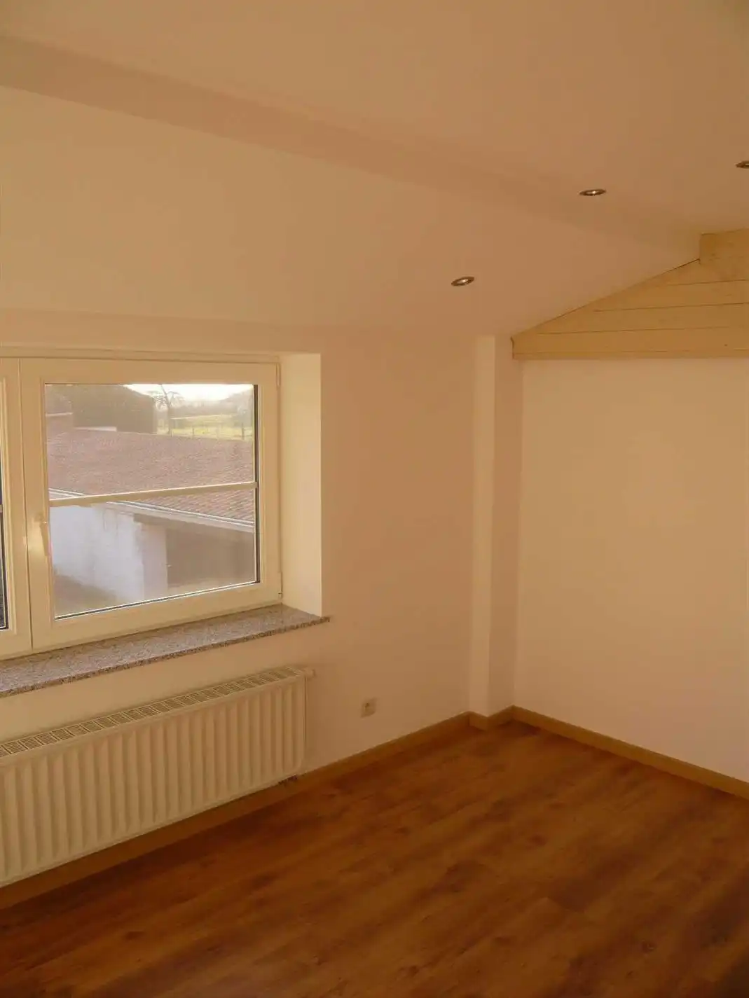 Mooie gerenoveerde vrijstaande woning met garage en achterliggend terrastuintje. foto 9