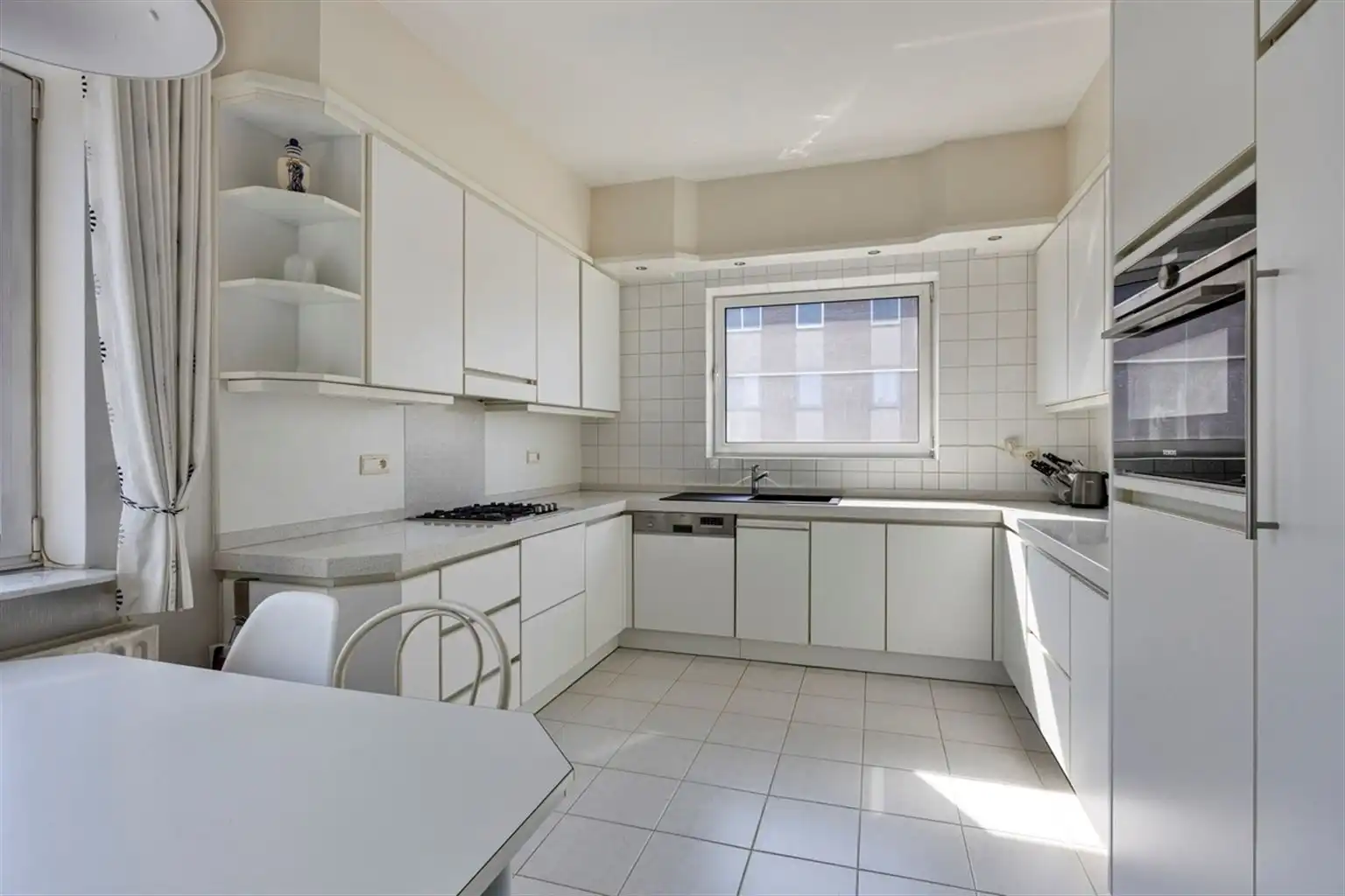 Prachtig, uitzonderlijk ruim appartement met 2 slaapkamers, 3 terrassen en een dubbele inpandige garagebox, gelegen nabij het centrum van Maaseik. foto 6