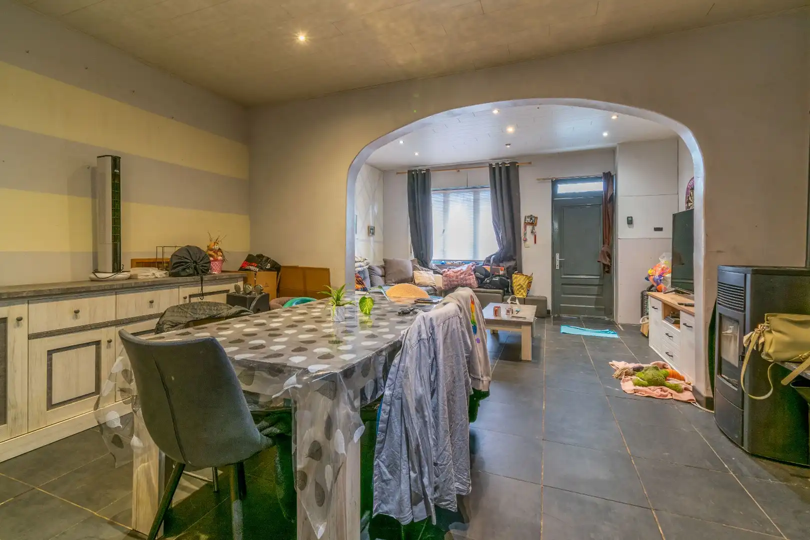 Een mooi gelegen, deels te renoveren woning met 4 slaapkamers!! foto 3
