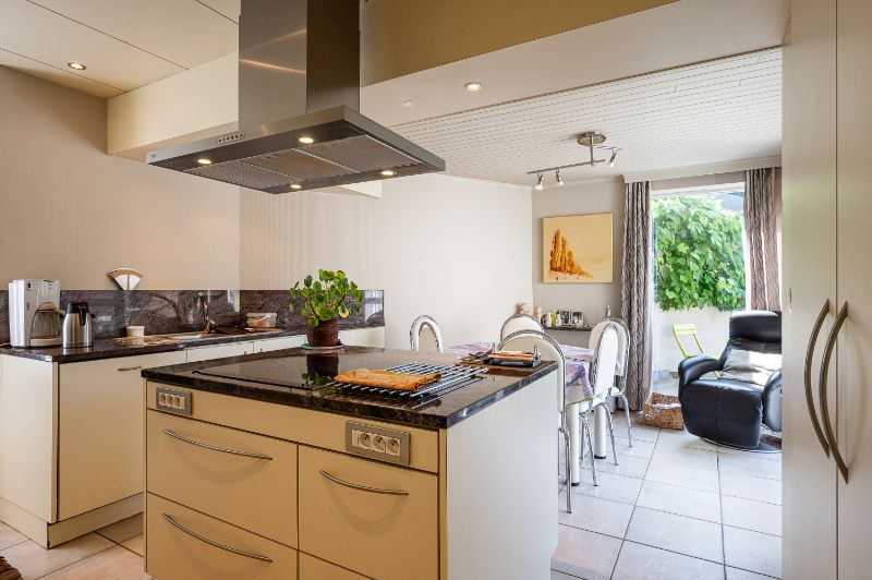 Goed onderhouden woning met zonnig terras en leuke tuin foto 14