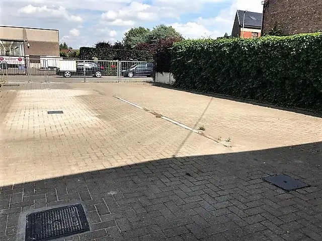 INSTAPKLAAR MULTIFUNCTIONEEL MAGAZIJN MET RUIME PARKING OP EEN TERREIN VAN 314 m² foto 4