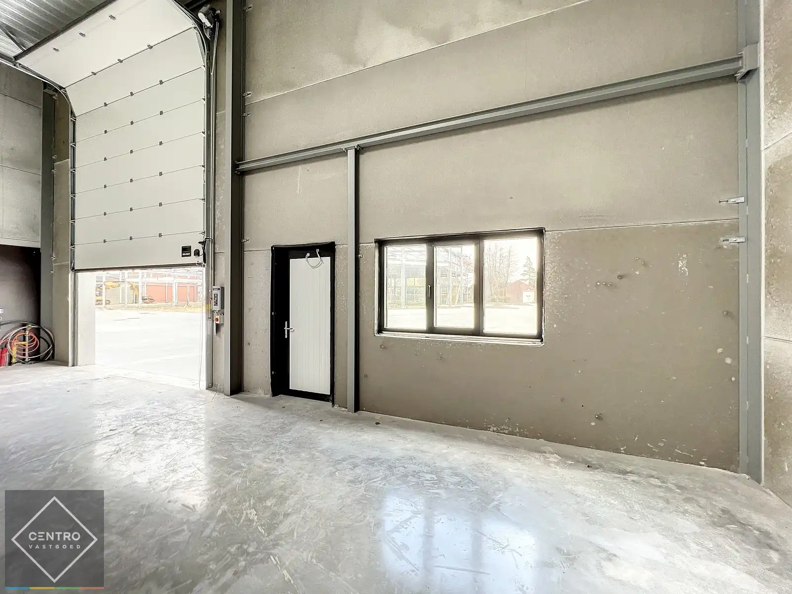 Kwalitatief en goed geïsoleerd NB MAGAZIJN (265m2), voorzien van elektrische sectionaalpoort, deur, raam (voor kantoor) en 2 private parkeerplaatsen op industriezone te Waregem. foto 9