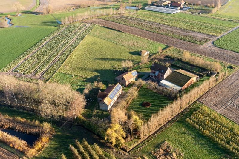 Kortemark: Een exclusief gelegen landgoed te midden van uitgestrekte landerijen op 4 hectare, met bijgebouwen en weideland. Een potentieel paradijs voor paardenliefhebbers of een toeristische onderneming. Een unieke kans! foto 4