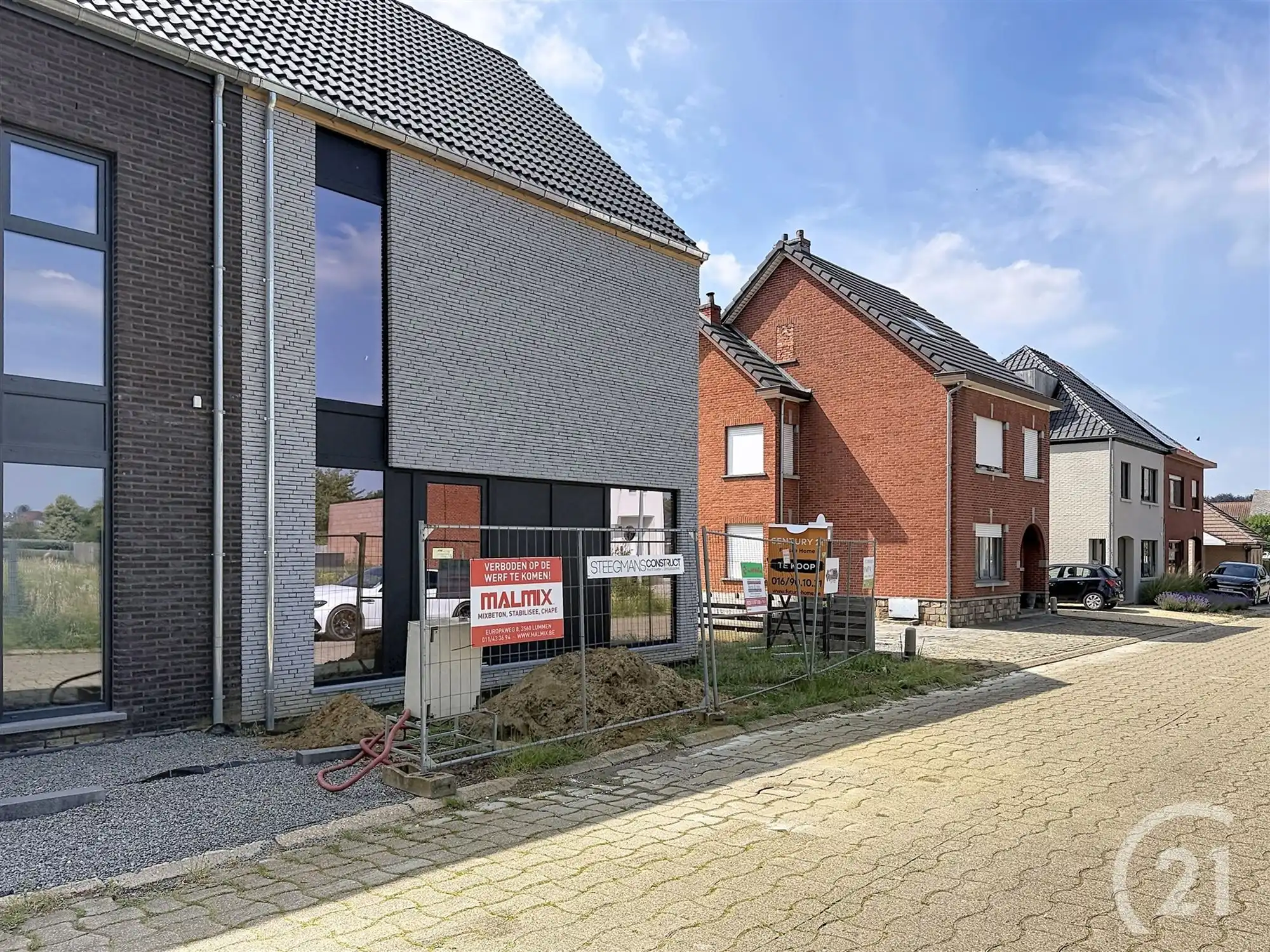 Nieuwbouwwoning in zeer rustige straat te koop! foto 2