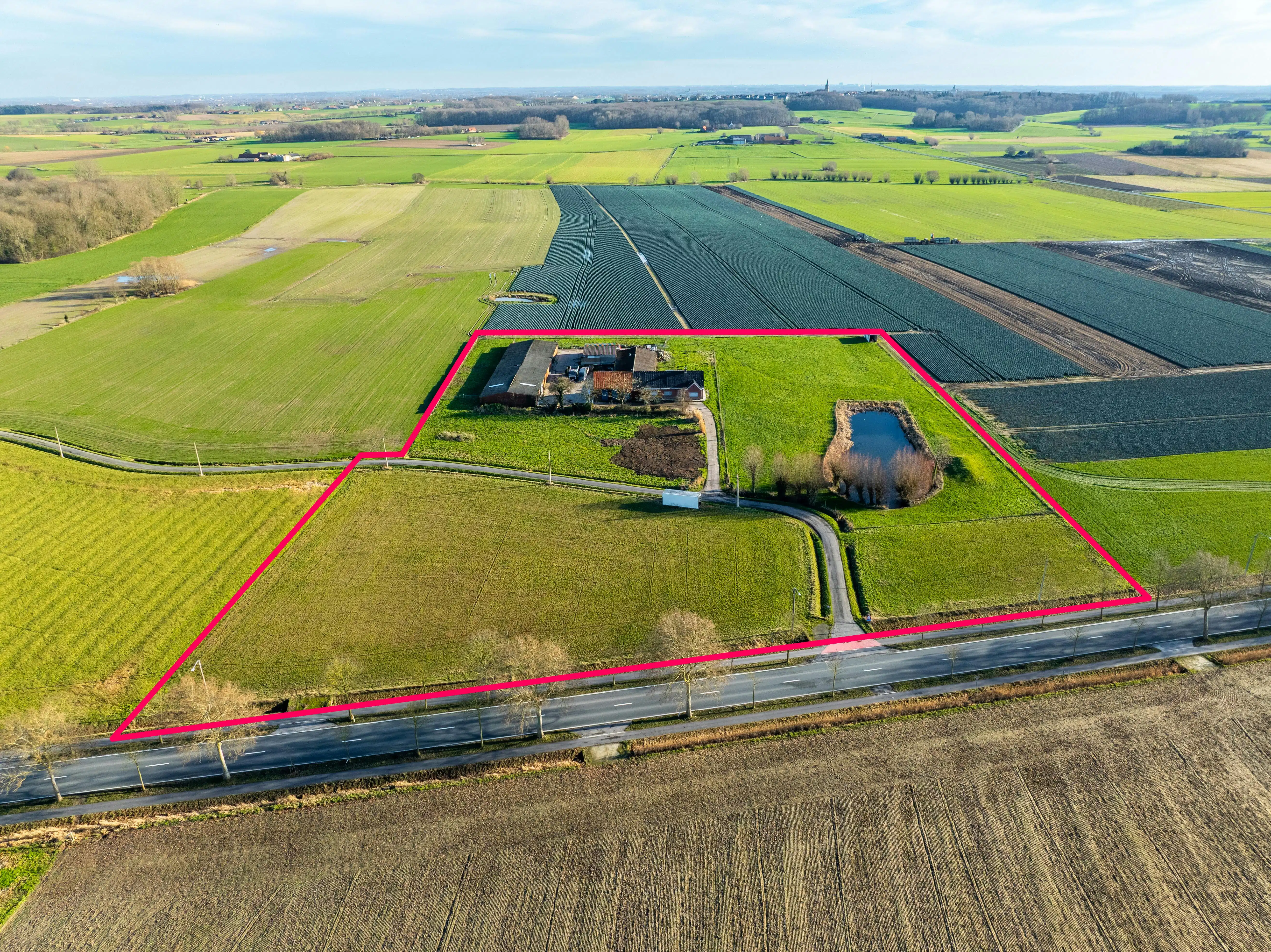 Authentiek te renoveren hoeve met uniek potentieel op bijna 3 hectare in Voormezele  foto 2