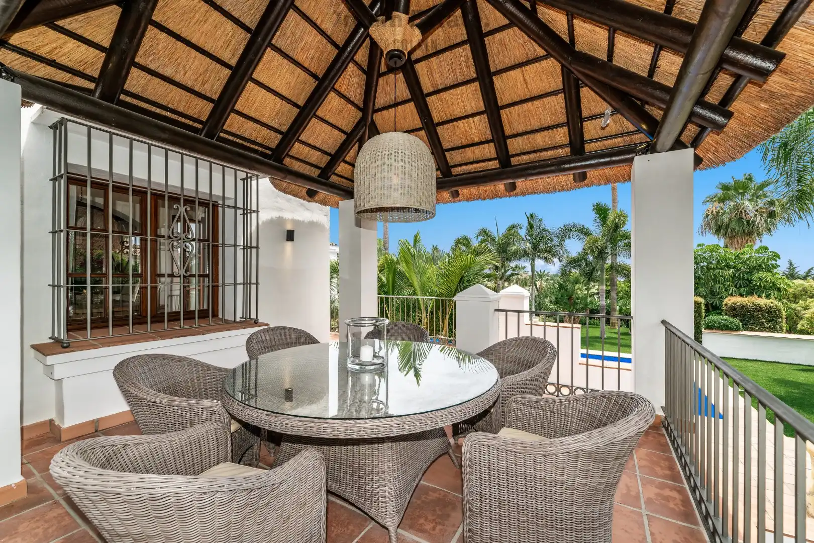 Een werkelijk prachtige Andalusische villa tegenover de golf te Benahavis regio. foto 14