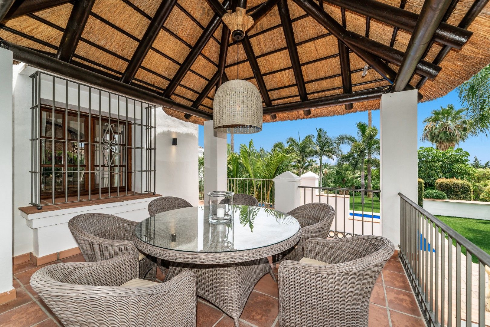 Een werkelijk prachtige Andalusische villa tegenover de golf te Benahavis regio. foto 14