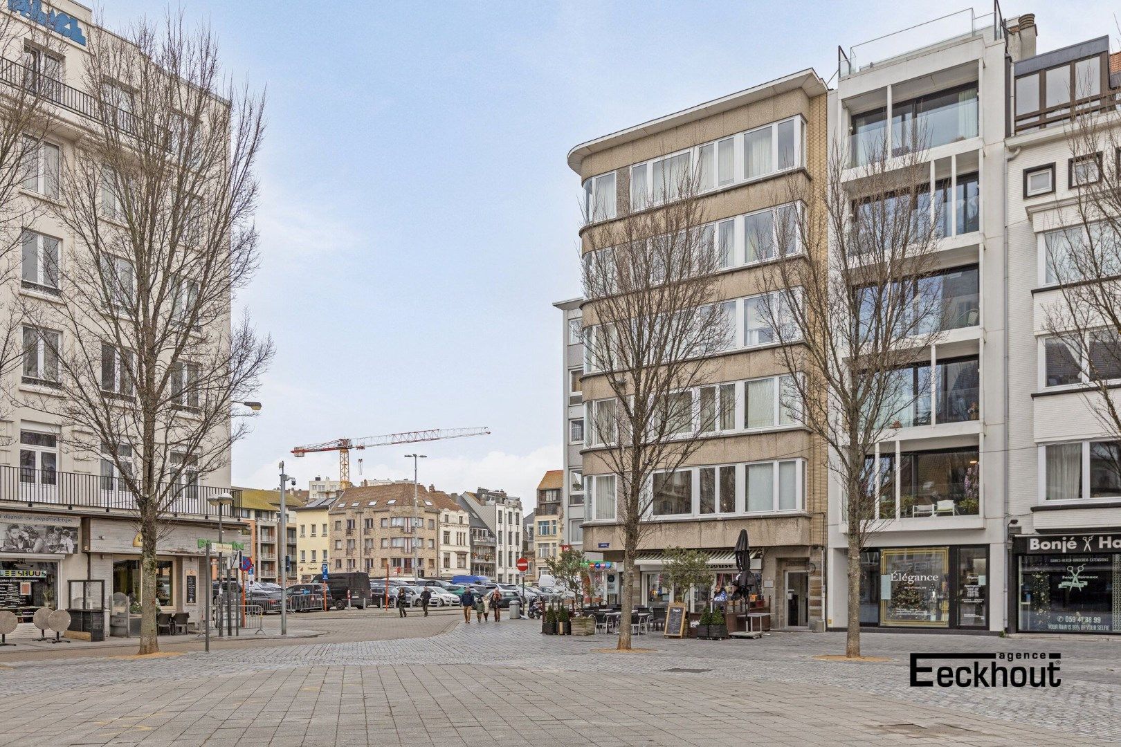 Ruim hoekappartement met prachtige zichten op zowel de Groentemarkt als het Mijnplein en ver zeezicht!! foto {{pictureIndex}}