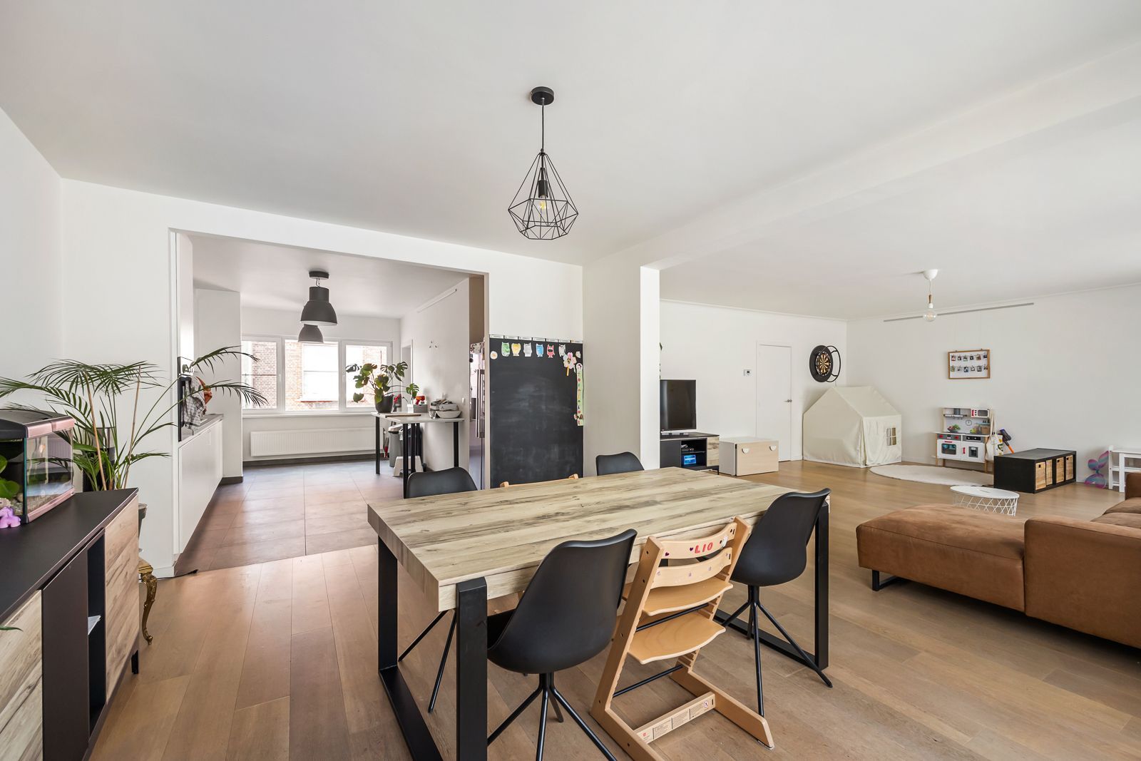 Trendy en ruim appartement met autostaanplaats en tuin in hartje Kapellen! foto 5