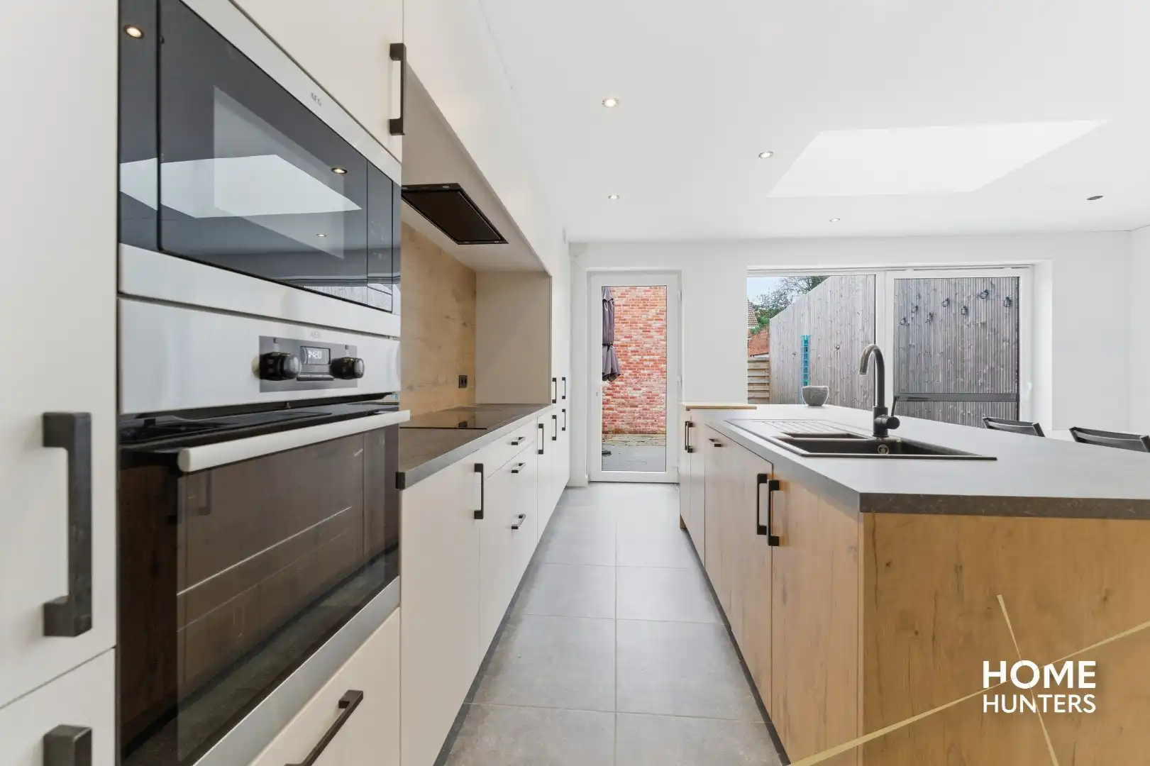 Instapklare gezinswoning met 4 slaapkamers, garage en uitweg te Sint-Kruis! foto 6