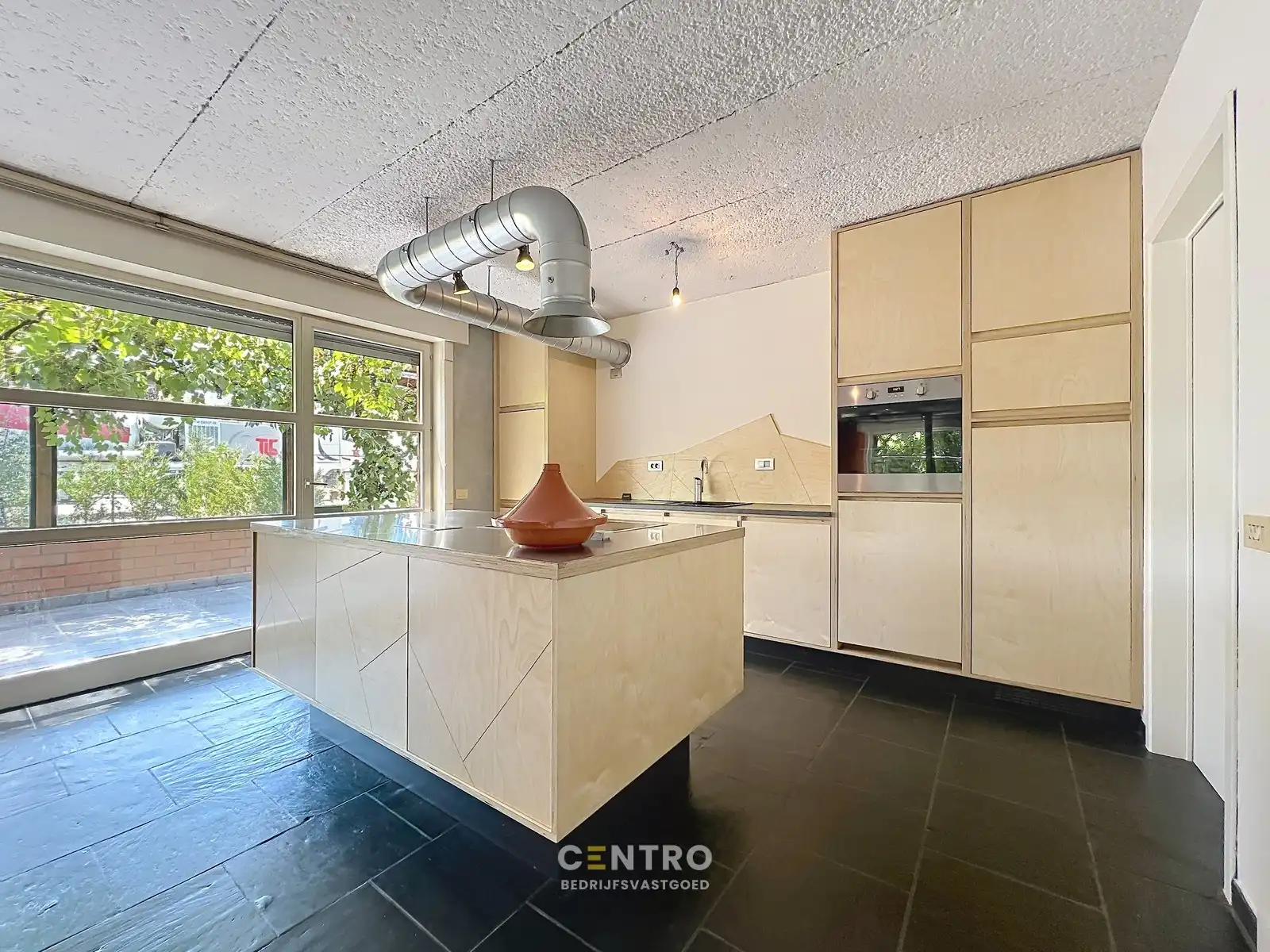 Magazijn met woning in Oostnieuwkerke mét uitbreidingsmogelijkheden - Ideaal voor combinatie wonen en werken. foto 24
