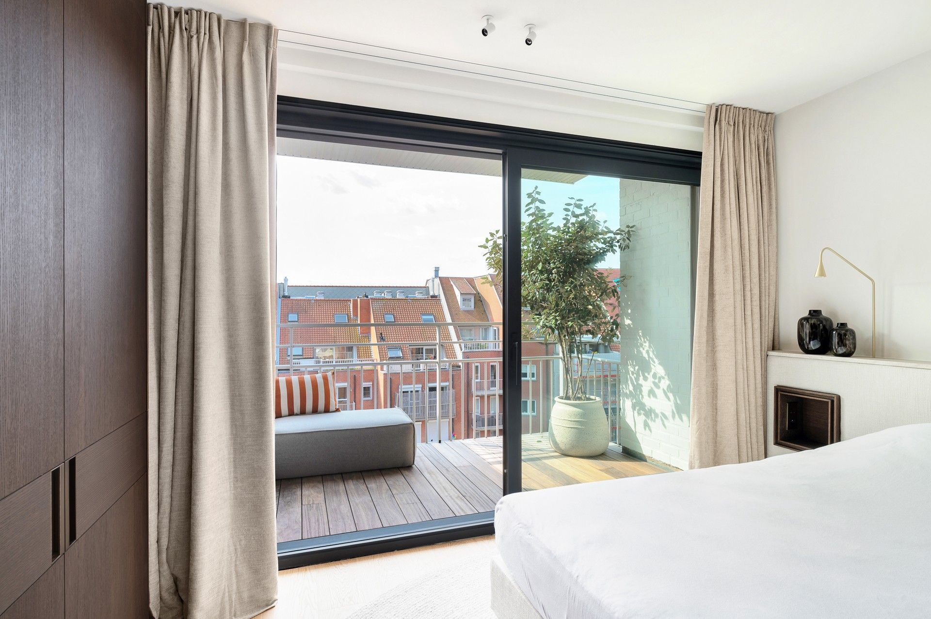 Exclusief en luxueus gerenoveerd appartement met frontaal zeezicht op topligging in Het Zoute foto 37