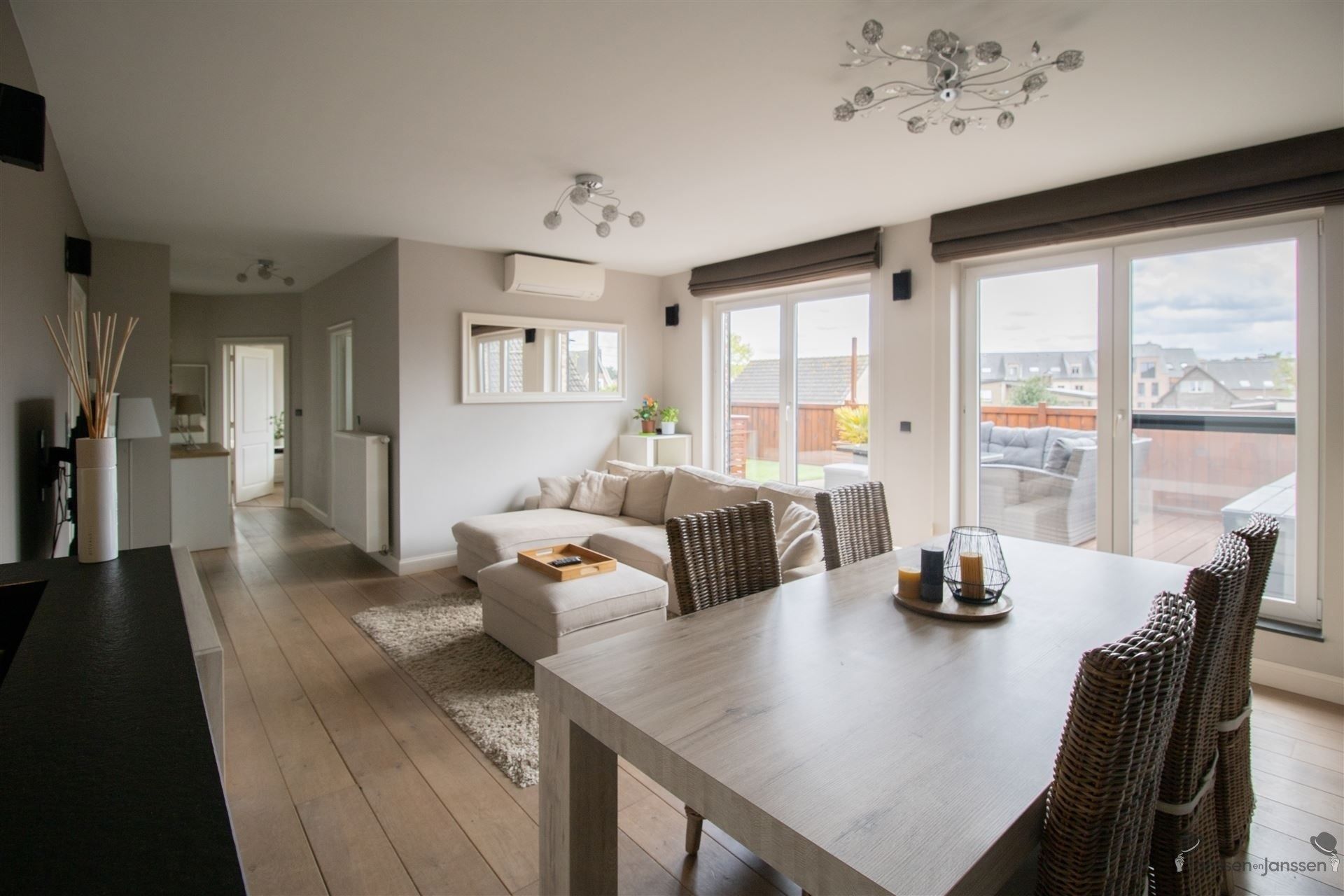 Modern appartement van 82 m² op de eerste verdieping met Zuidoost gericht terras van 55 m² foto {{pictureIndex}}
